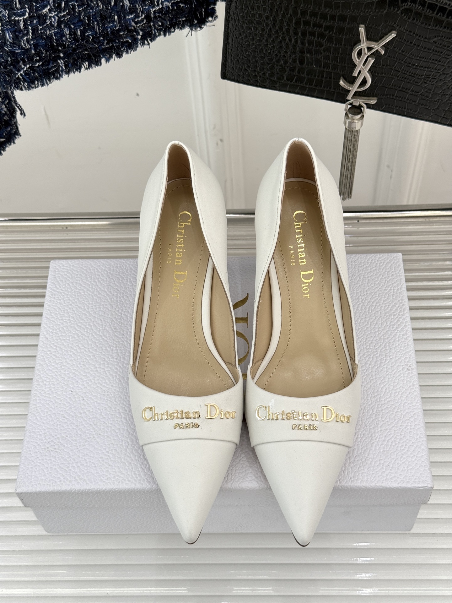 
Dior/迪奥25S新品尖头字母尖头
后跟凉鞋高跟鞋
这季的字母系列真的要狂种草啦~
字母logo设计
