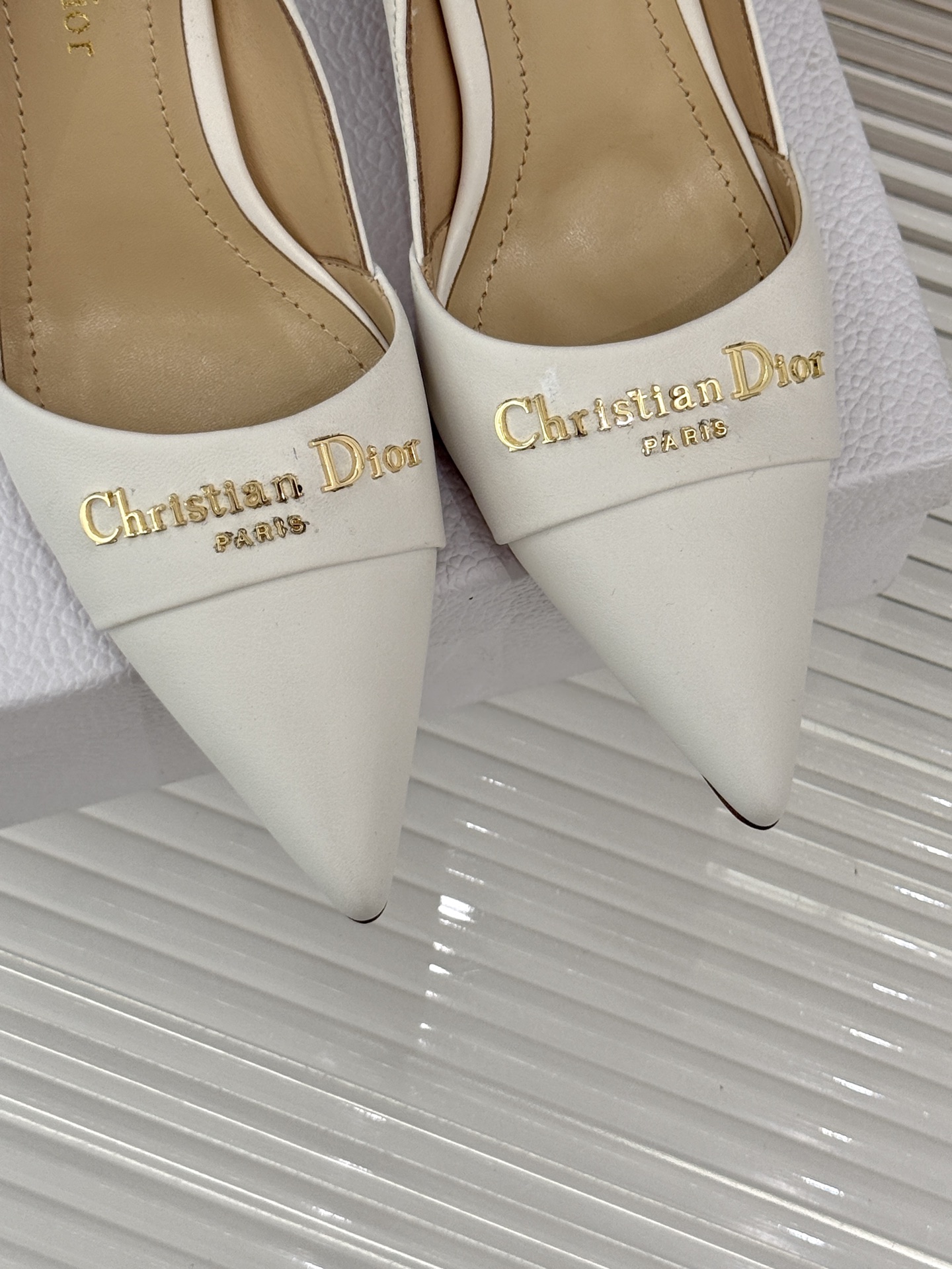 
Dior/迪奥25S新品尖头字母尖头
后跟凉鞋高跟鞋
这季的字母系列真的要狂种草啦~
字母logo设计
