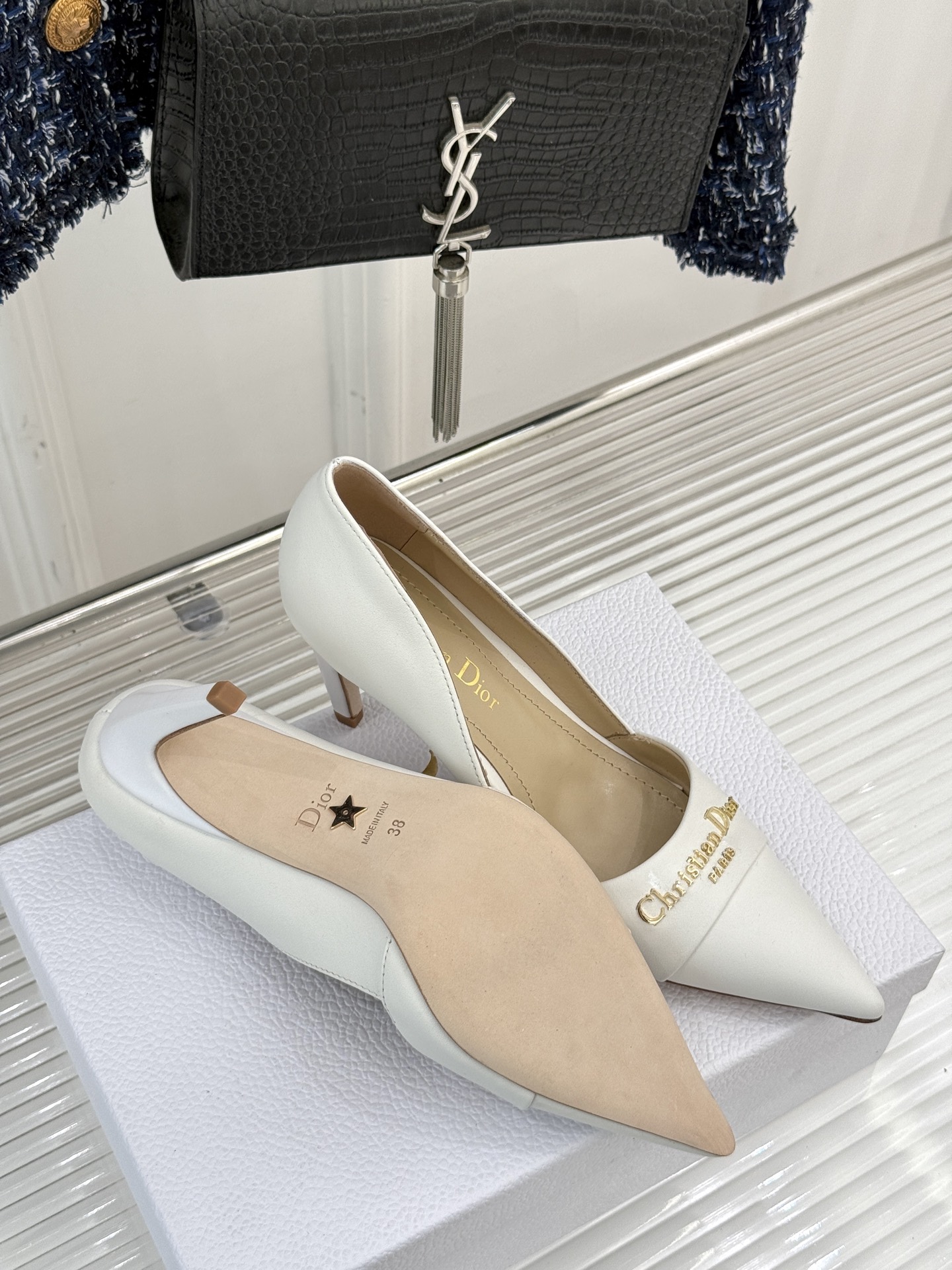
Dior/迪奥25S新品尖头字母尖头
后跟凉鞋高跟鞋
这季的字母系列真的要狂种草啦~
字母logo设计