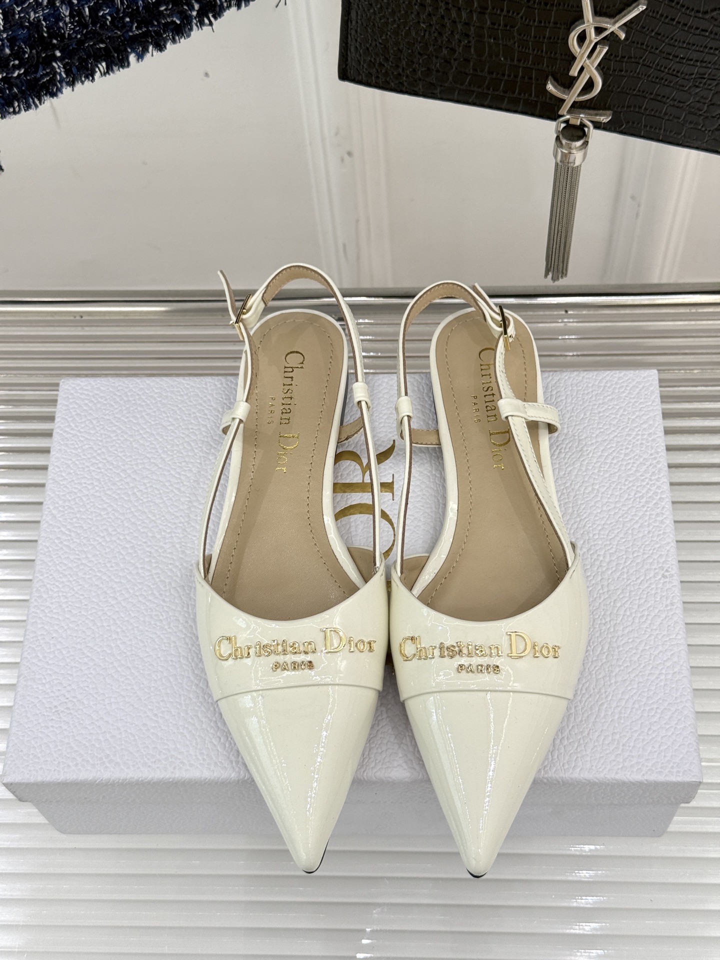 
Dior/迪奥25S新品尖头字母尖头
后跟凉鞋高跟鞋
这季的字母系列真的要狂种草啦~
字母logo设计