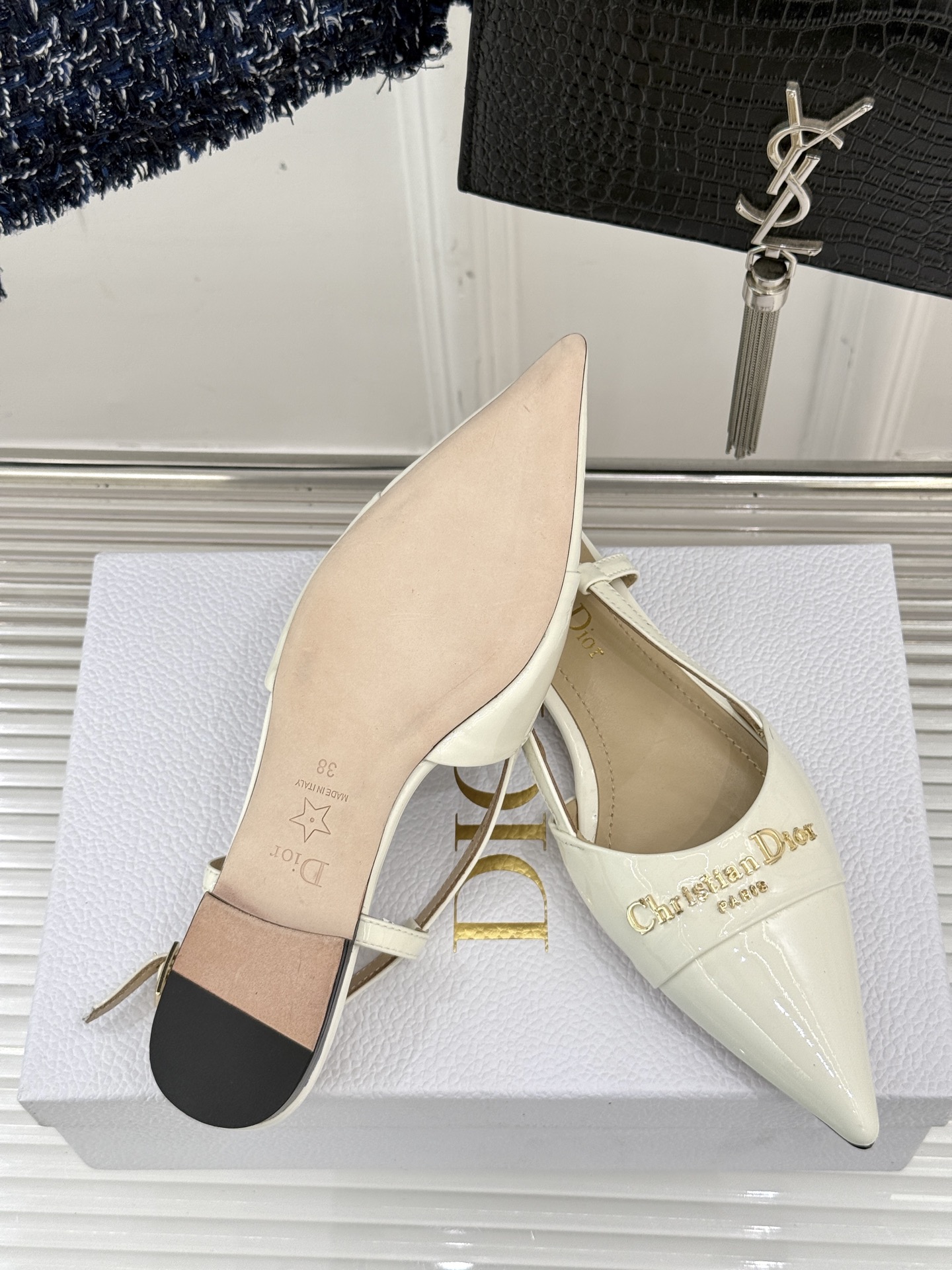 
Dior/迪奥25S新品尖头字母尖头
后跟凉鞋高跟鞋
这季的字母系列真的要狂种草啦~
字母logo设计