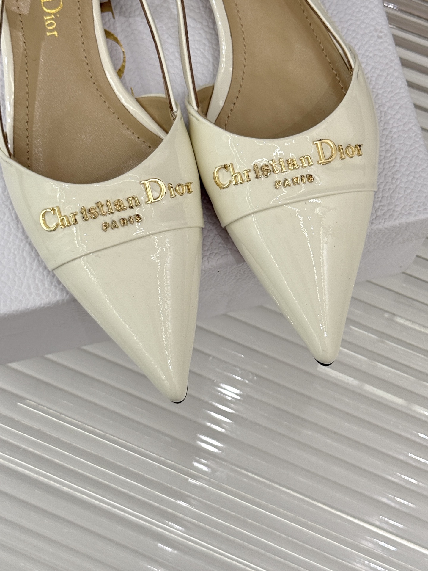 
Dior/迪奥25S新品尖头字母尖头
后跟凉鞋高跟鞋
这季的字母系列真的要狂种草啦~
字母logo设计