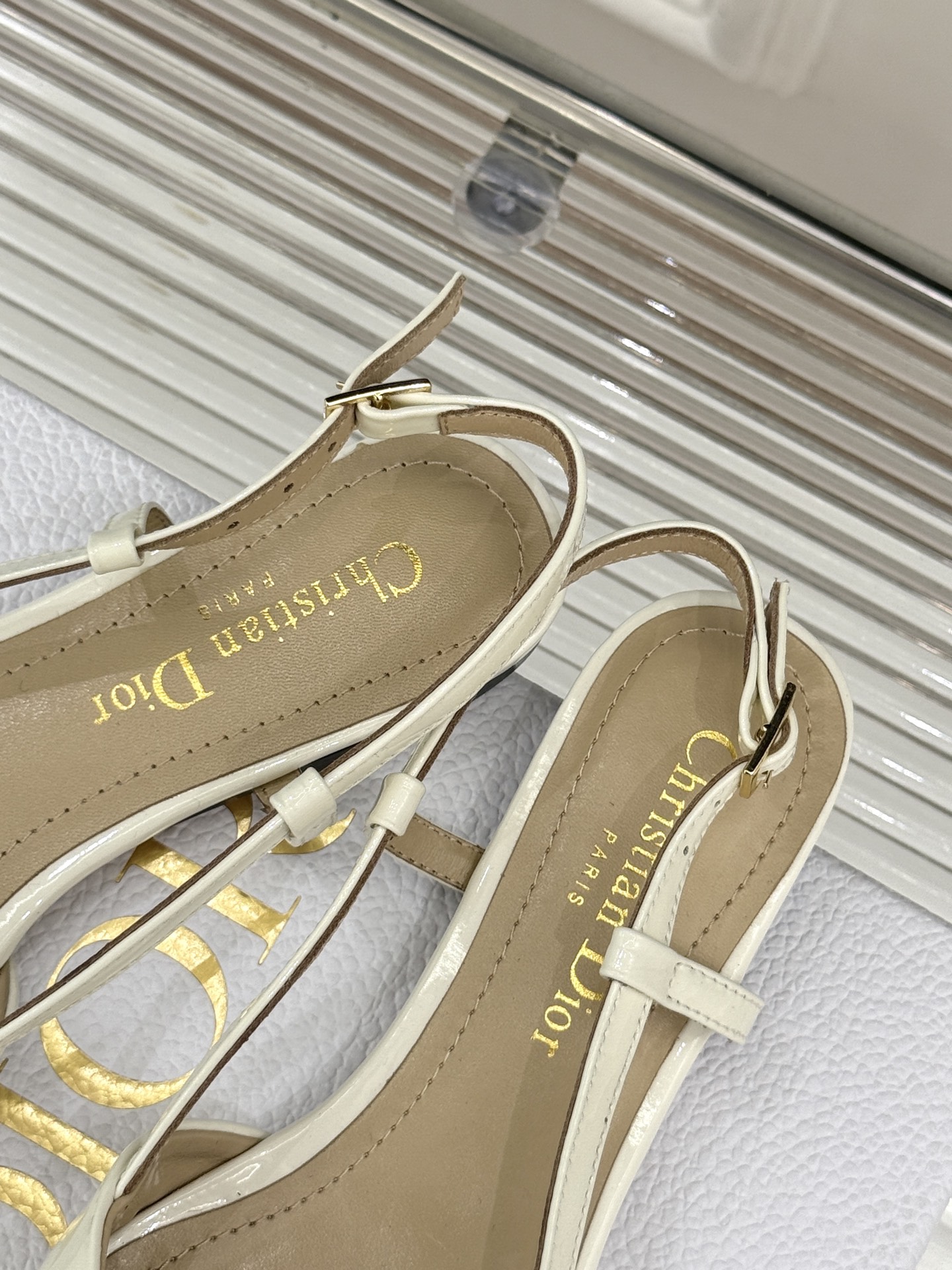 
Dior/迪奥25S新品尖头字母尖头
后跟凉鞋高跟鞋
这季的字母系列真的要狂种草啦~
字母logo设计