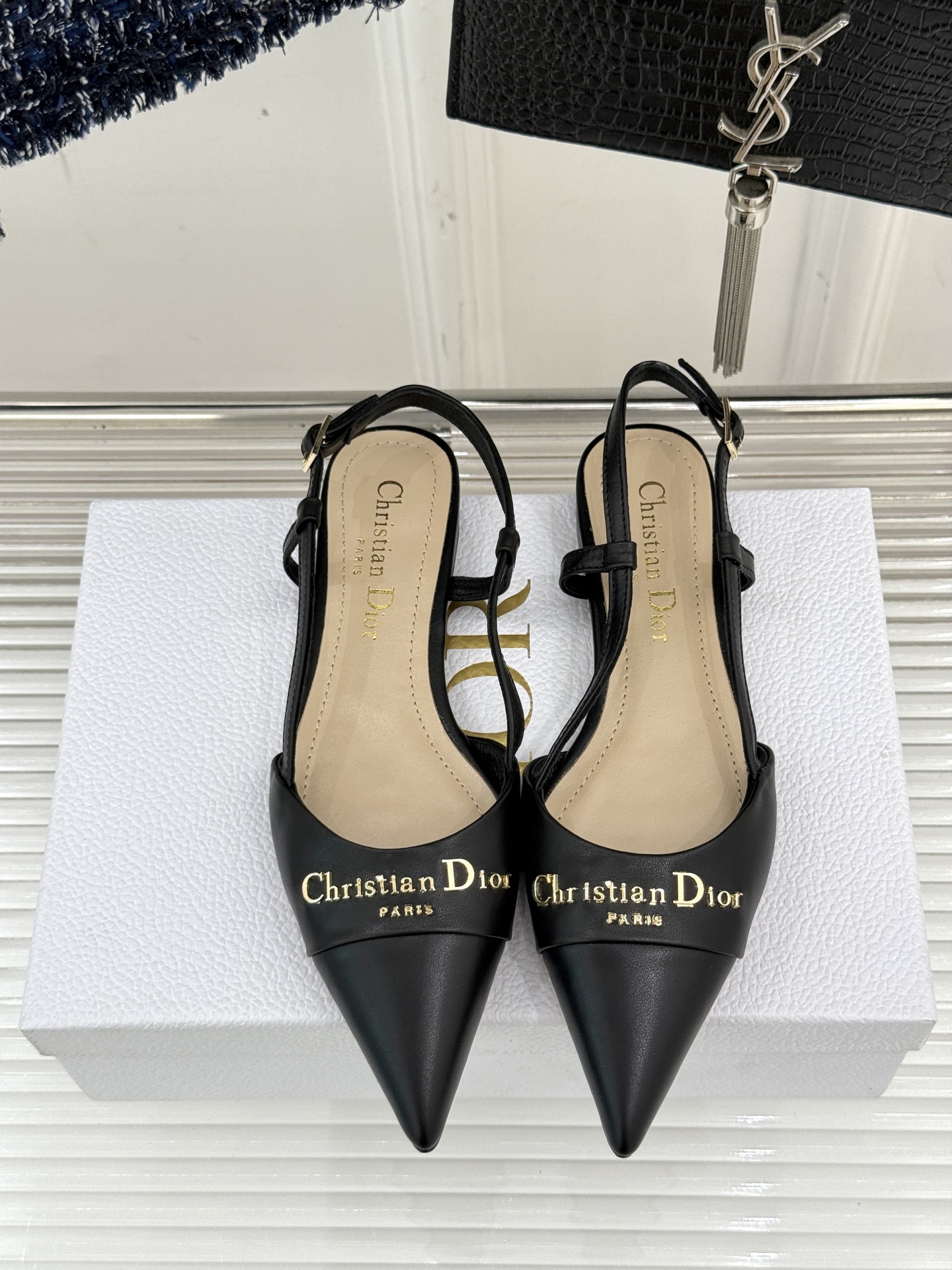 
Dior/迪奥25S新品尖头字母尖头
后跟凉鞋高跟鞋
这季的字母系列真的要狂种草啦~
字母logo设计