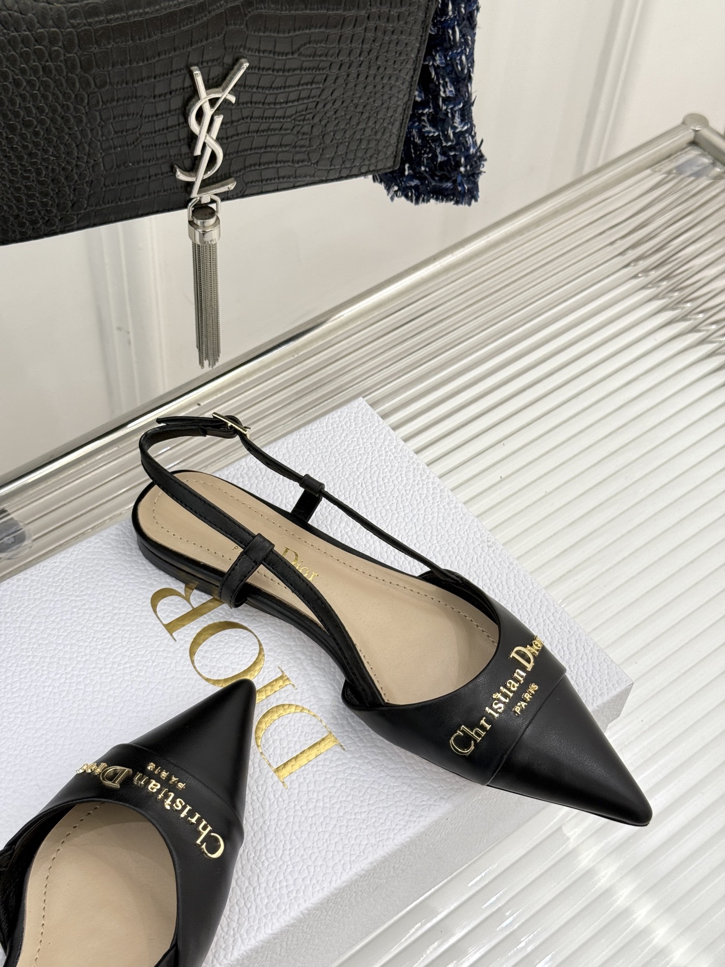 
Dior/迪奥25S新品尖头字母尖头
后跟凉鞋高跟鞋
这季的字母系列真的要狂种草啦~
字母logo设计