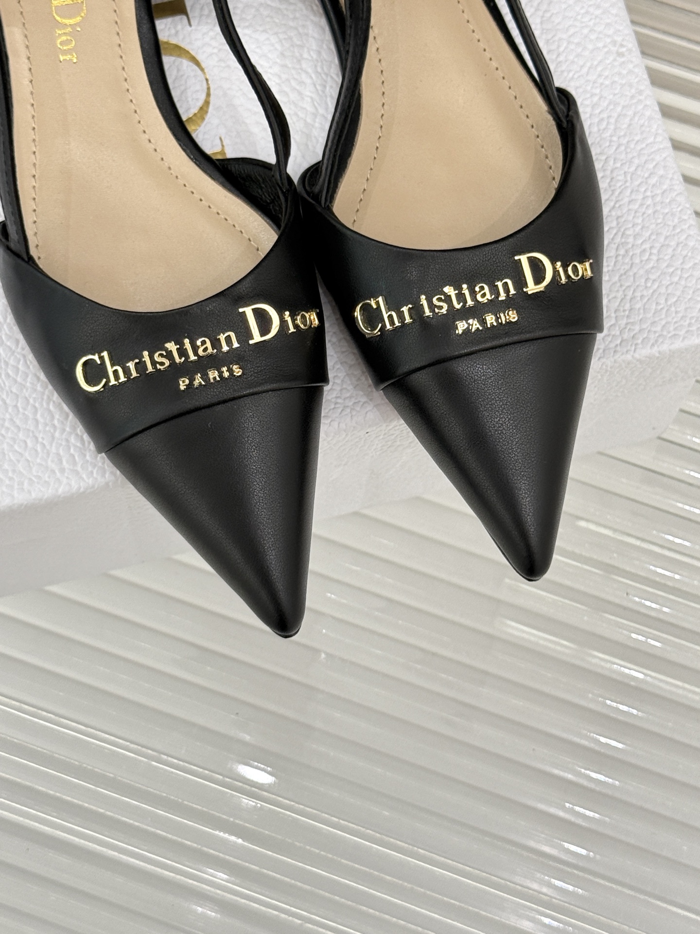 
Dior/迪奥25S新品尖头字母尖头
后跟凉鞋高跟鞋
这季的字母系列真的要狂种草啦~
字母logo设计