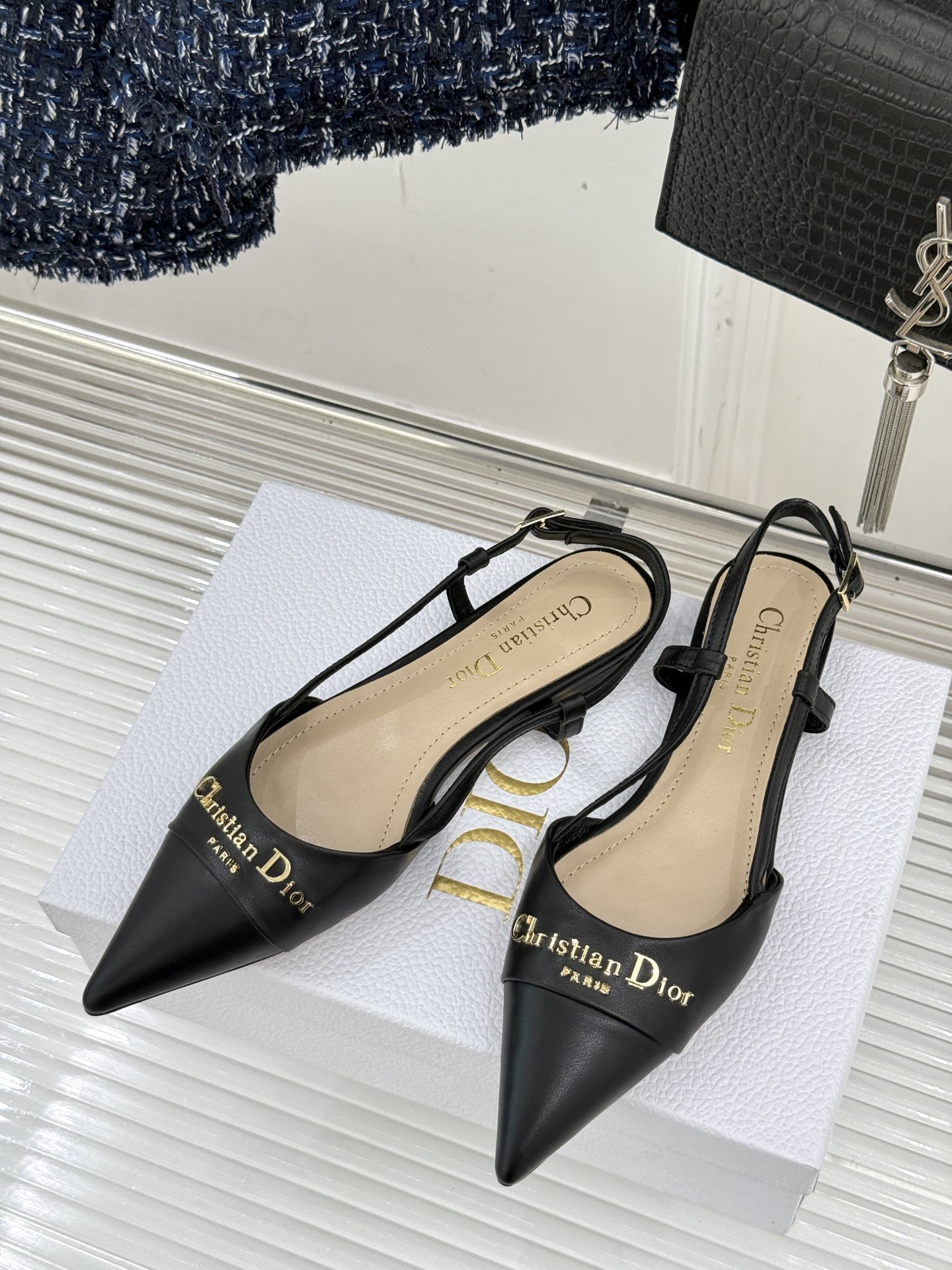 
Dior/迪奥25S新品尖头字母尖头
后跟凉鞋高跟鞋
这季的字母系列真的要狂种草啦~
字母logo设计
