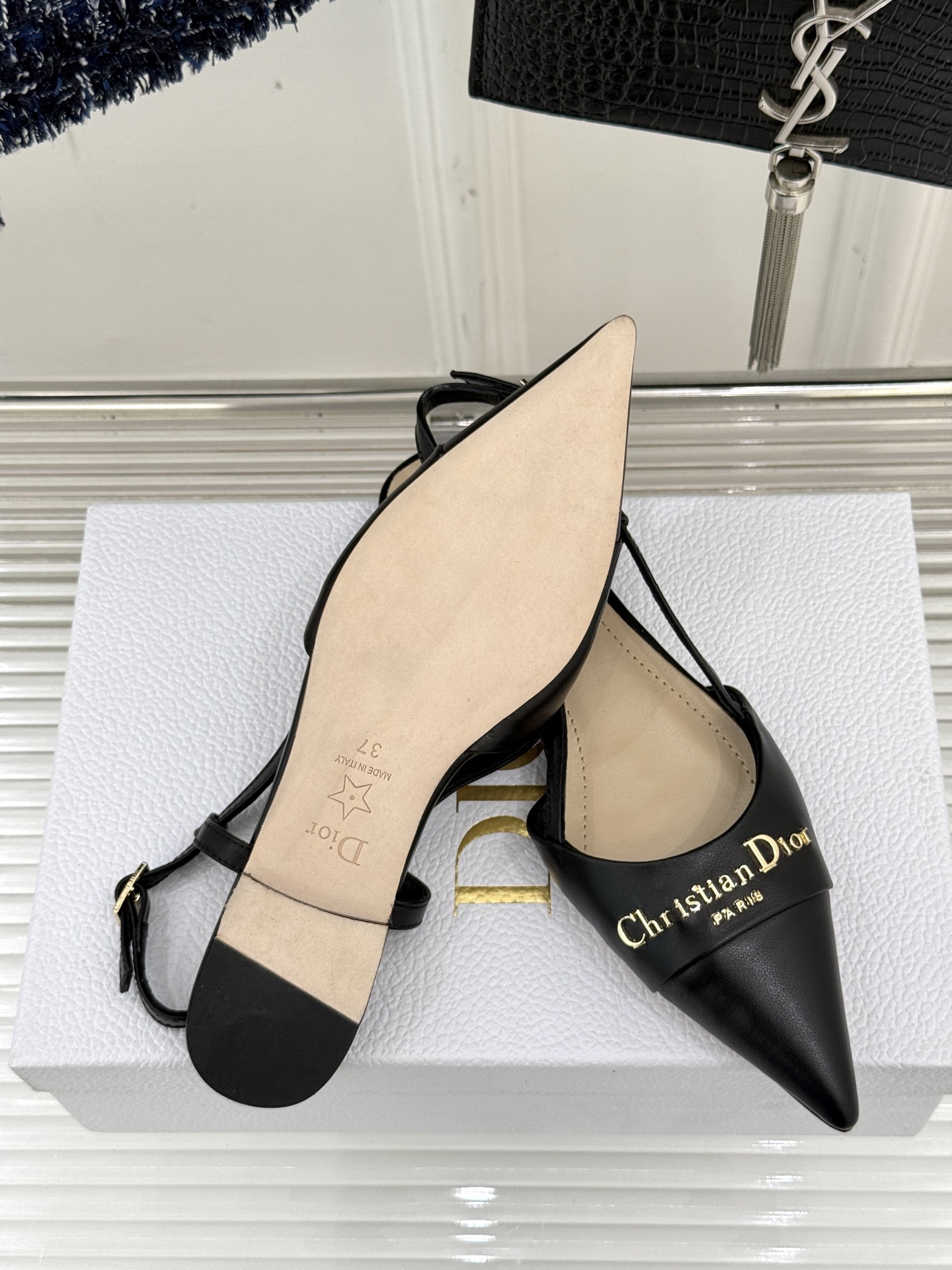 
Dior/迪奥25S新品尖头字母尖头
后跟凉鞋高跟鞋
这季的字母系列真的要狂种草啦~
字母logo设计