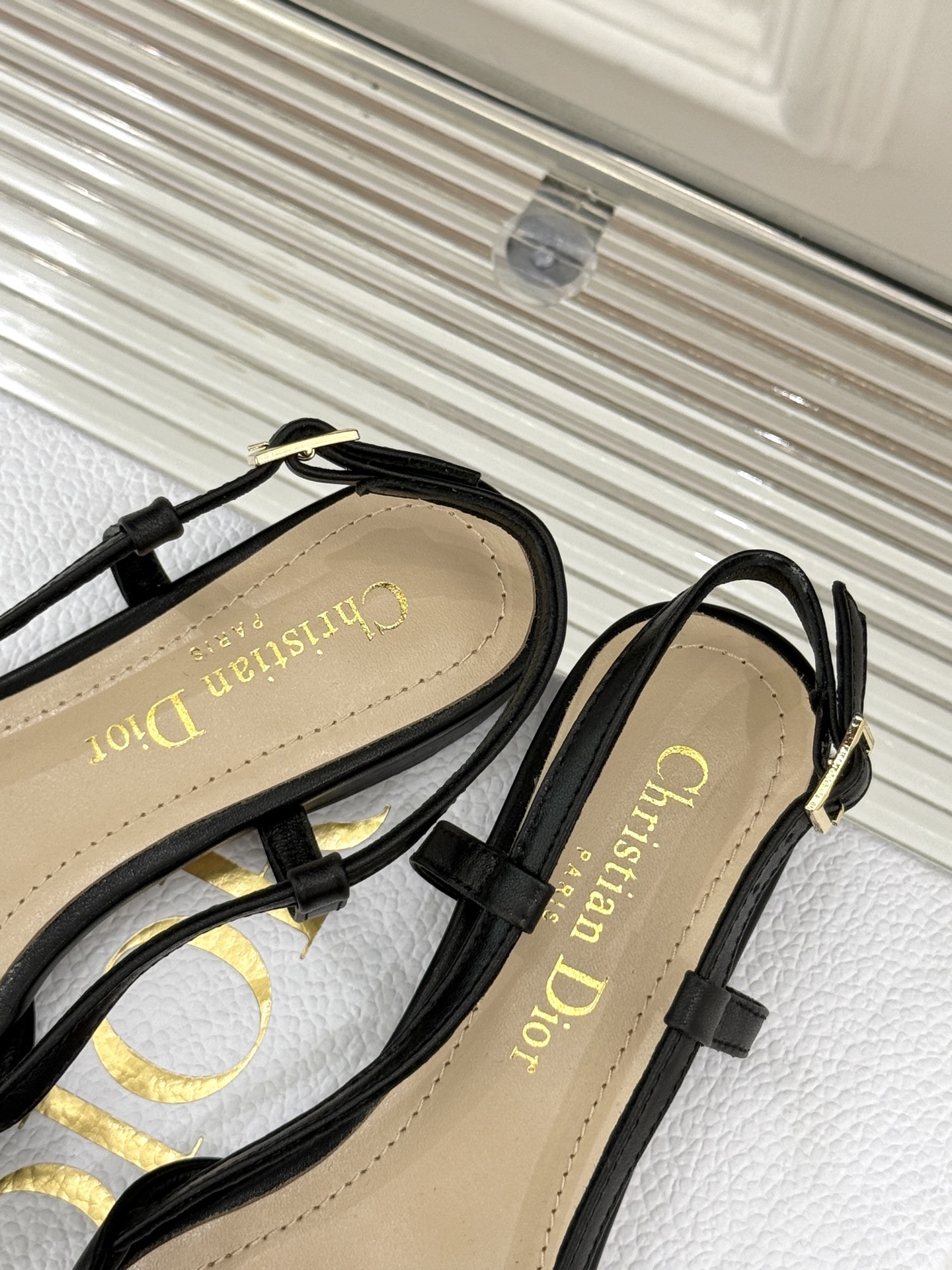 
Dior/迪奥25S新品尖头字母尖头
后跟凉鞋高跟鞋
这季的字母系列真的要狂种草啦~
字母logo设计