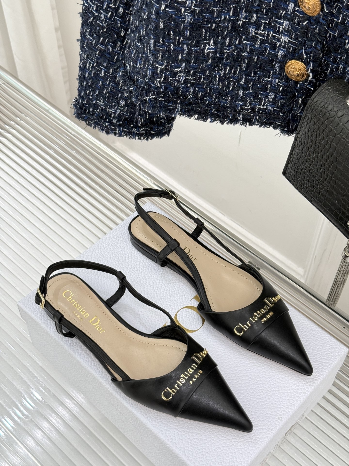 
Dior/迪奥25S新品尖头字母尖头
后跟凉鞋高跟鞋
这季的字母系列真的要狂种草啦~
字母logo设计