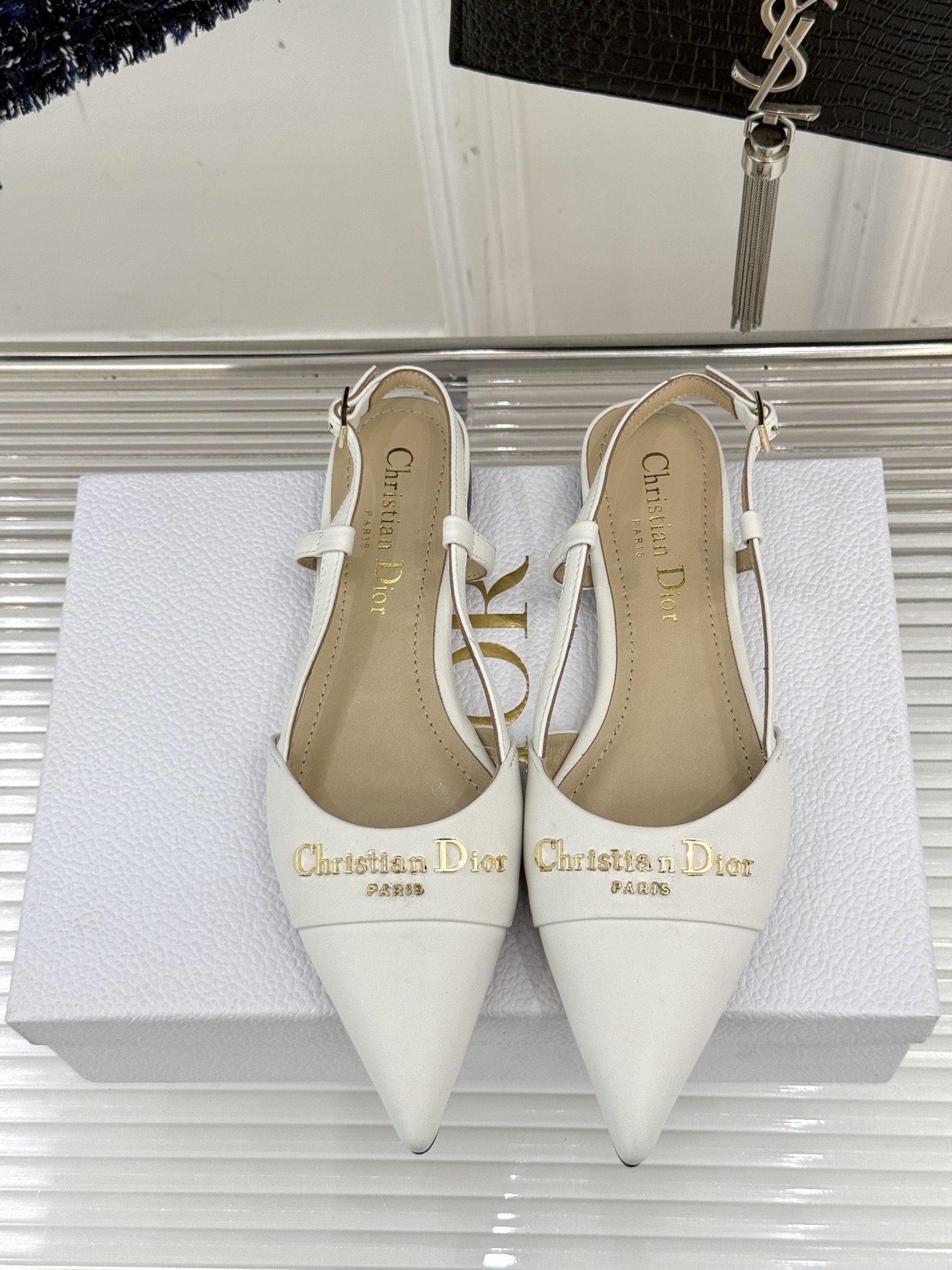 
Dior/迪奥25S新品尖头字母尖头
后跟凉鞋高跟鞋
这季的字母系列真的要狂种草啦~
字母logo设计