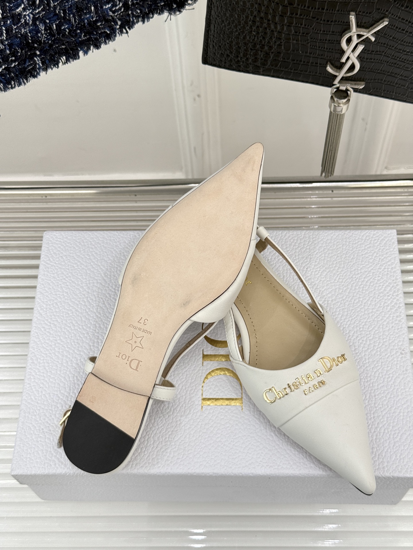 
Dior/迪奥25S新品尖头字母尖头
后跟凉鞋高跟鞋
这季的字母系列真的要狂种草啦~
字母logo设计