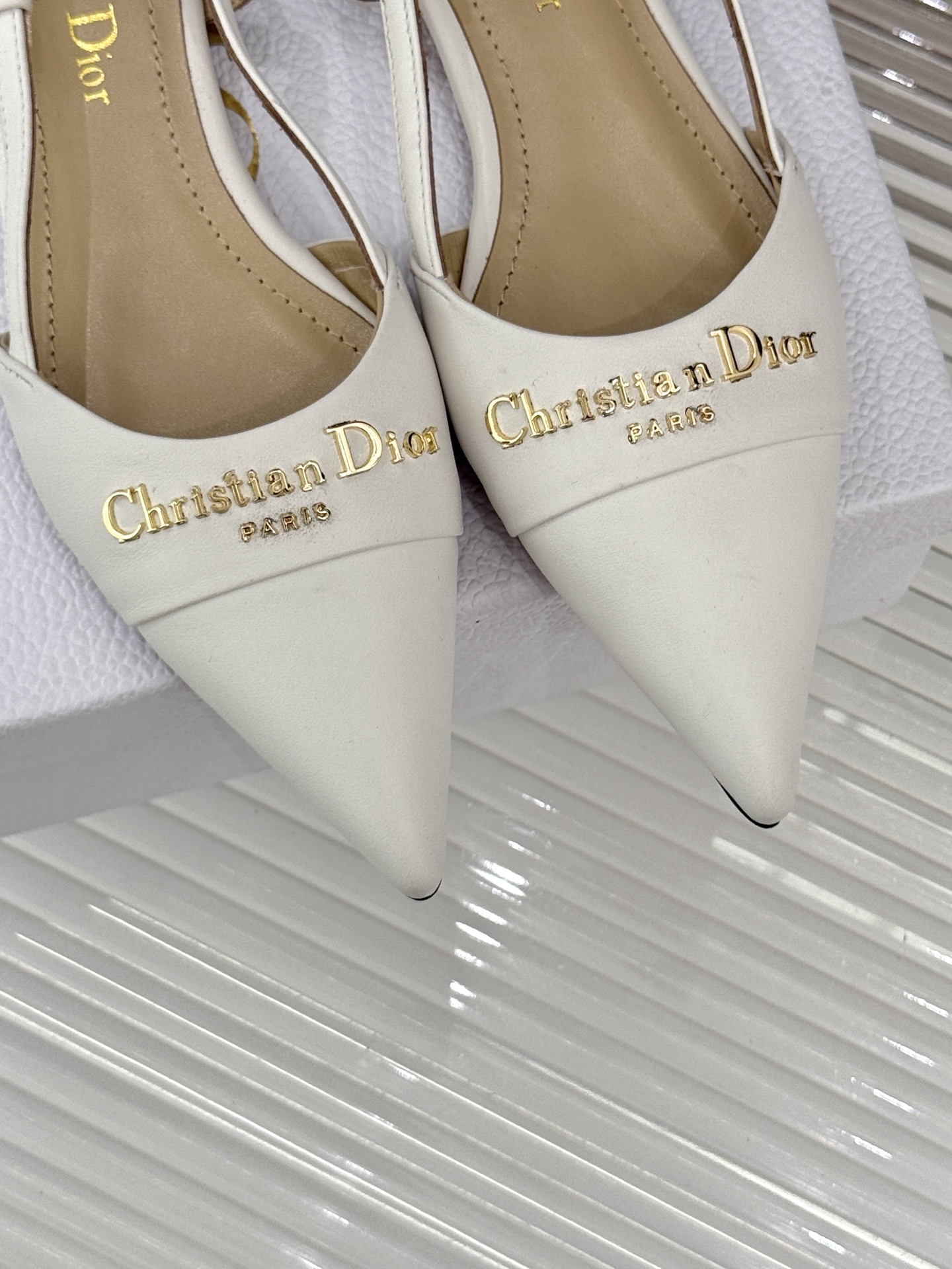 
Dior/迪奥25S新品尖头字母尖头
后跟凉鞋高跟鞋
这季的字母系列真的要狂种草啦~
字母logo设计