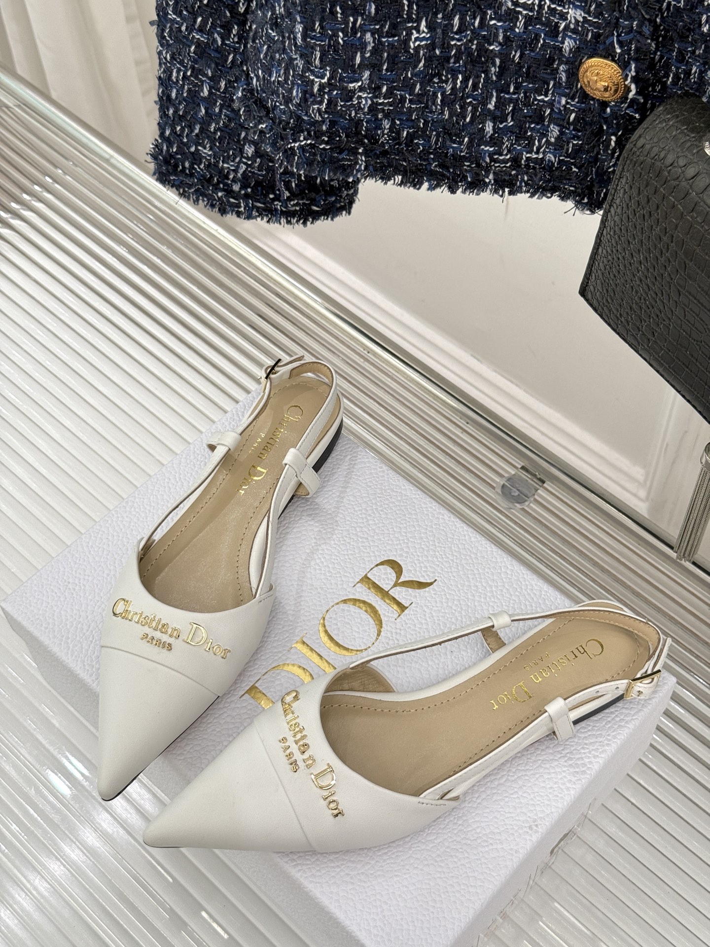 
Dior/迪奥25S新品尖头字母尖头
后跟凉鞋高跟鞋
这季的字母系列真的要狂种草啦~
字母logo设计