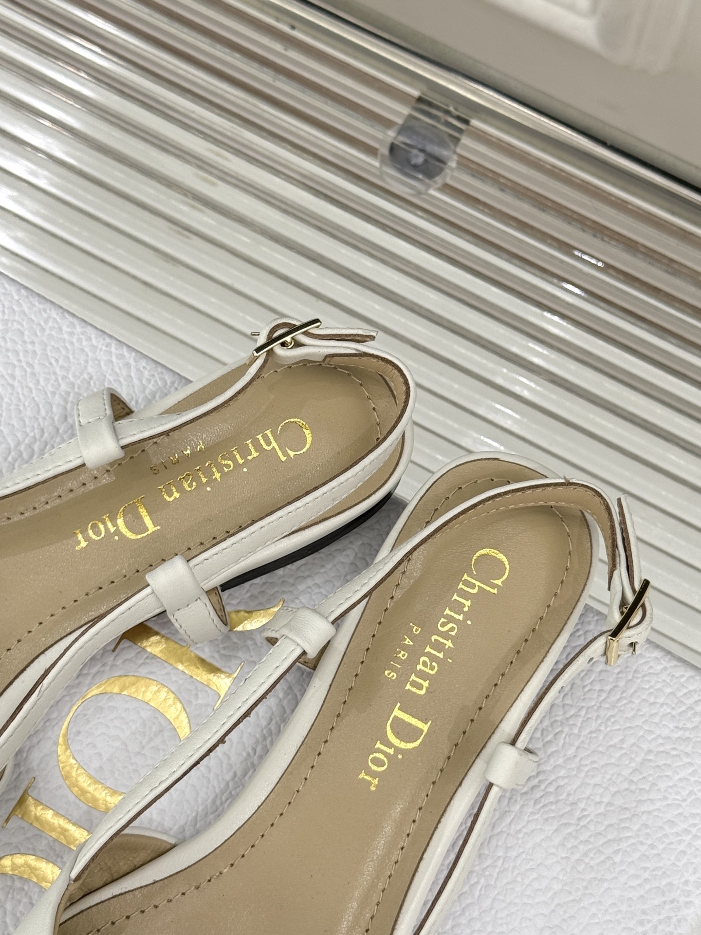 
Dior/迪奥25S新品尖头字母尖头
后跟凉鞋高跟鞋
这季的字母系列真的要狂种草啦~
字母logo设计