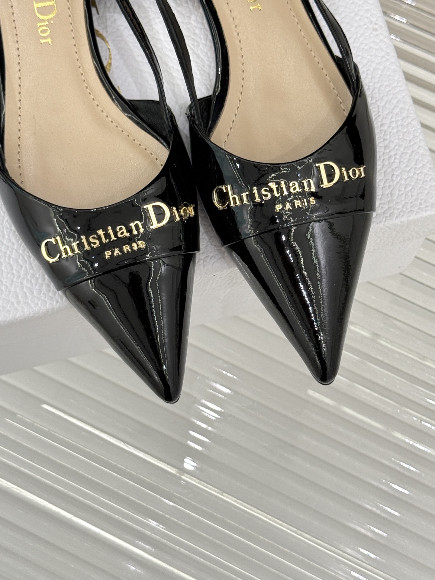 
Dior/迪奥25S新品尖头字母尖头
后跟凉鞋高跟鞋
这季的字母系列真的要狂种草啦~
字母logo设计