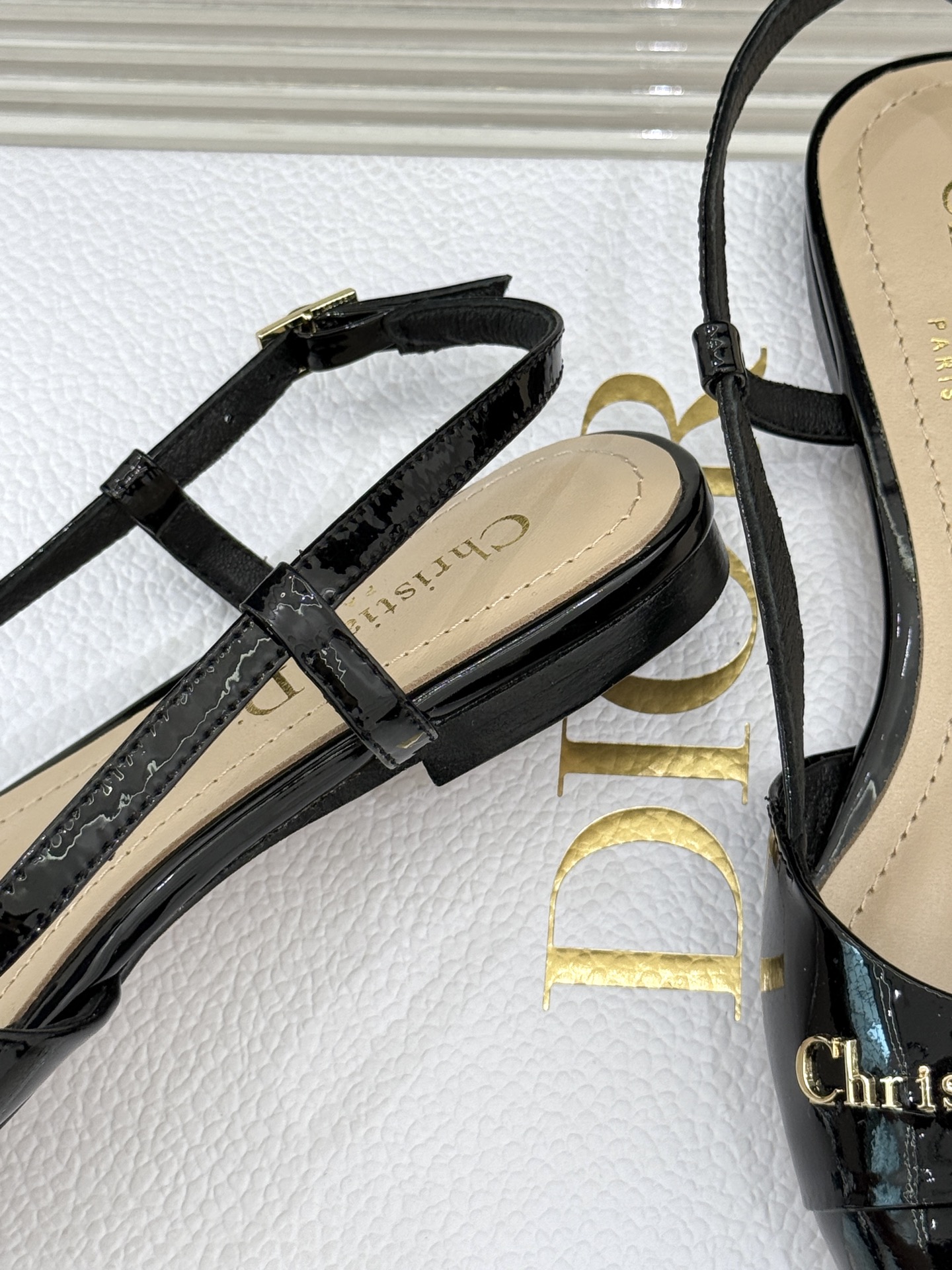 
Dior/迪奥25S新品尖头字母尖头
后跟凉鞋高跟鞋
这季的字母系列真的要狂种草啦~
字母logo设计