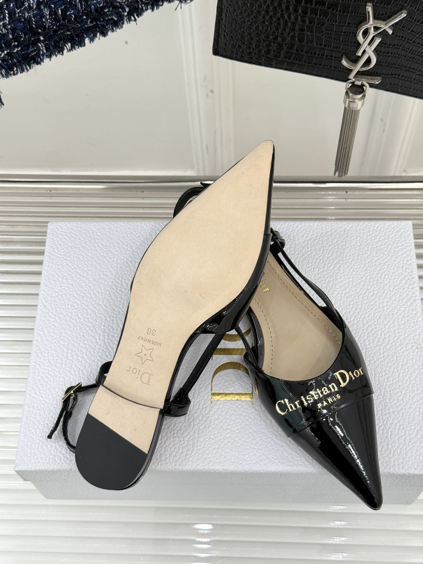 
Dior/迪奥25S新品尖头字母尖头
后跟凉鞋高跟鞋
这季的字母系列真的要狂种草啦~
字母logo设计