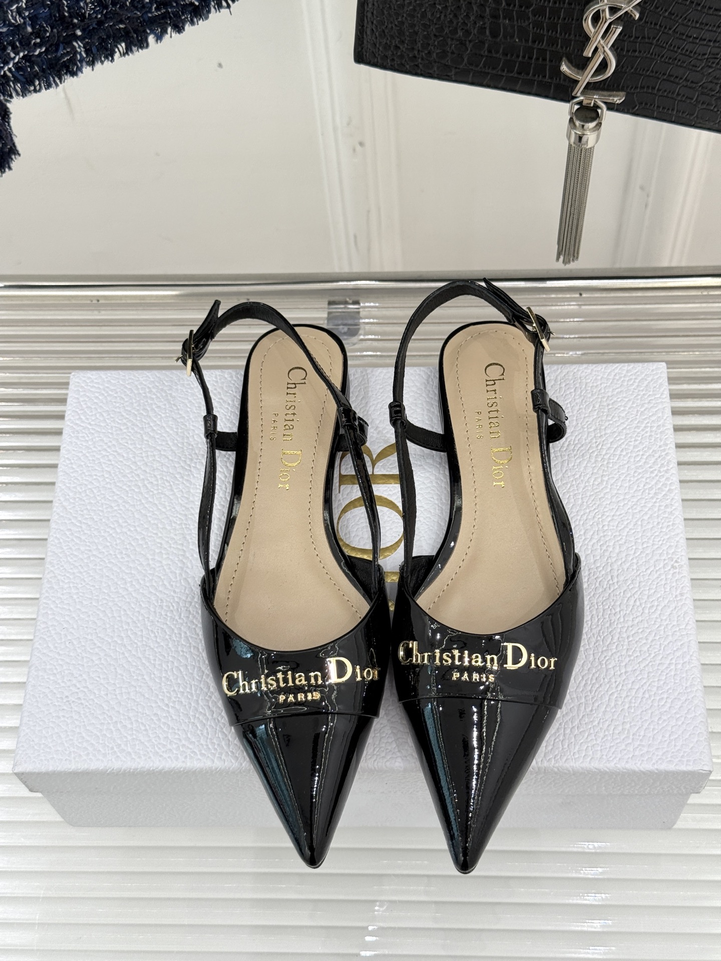 
Dior/迪奥25S新品尖头字母尖头
后跟凉鞋高跟鞋
这季的字母系列真的要狂种草啦~
字母logo设计