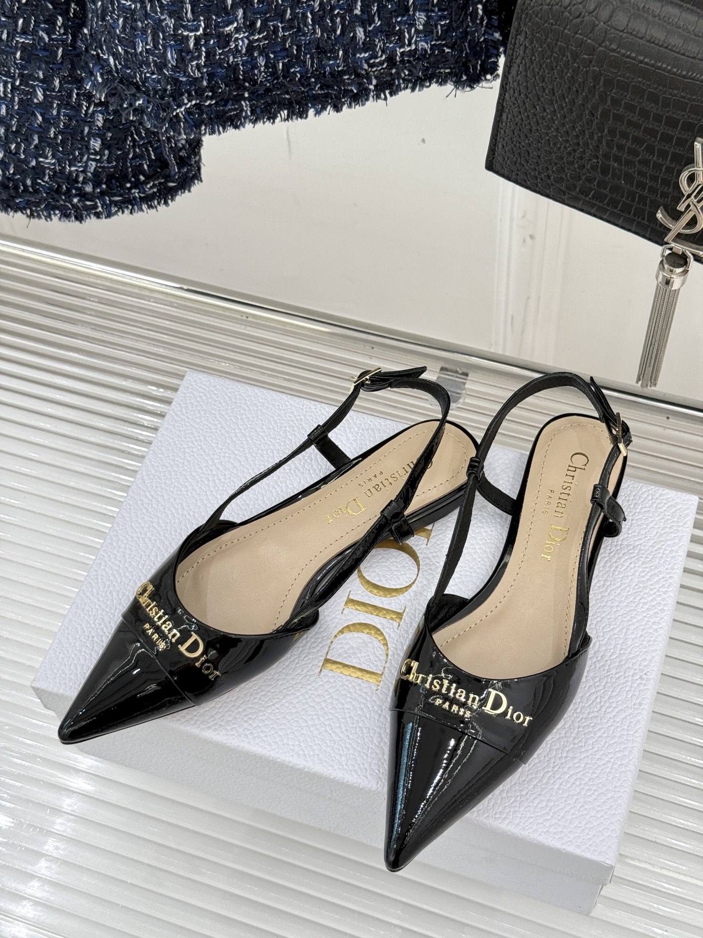 
Dior/迪奥25S新品尖头字母尖头
后跟凉鞋高跟鞋
这季的字母系列真的要狂种草啦~
字母logo设计