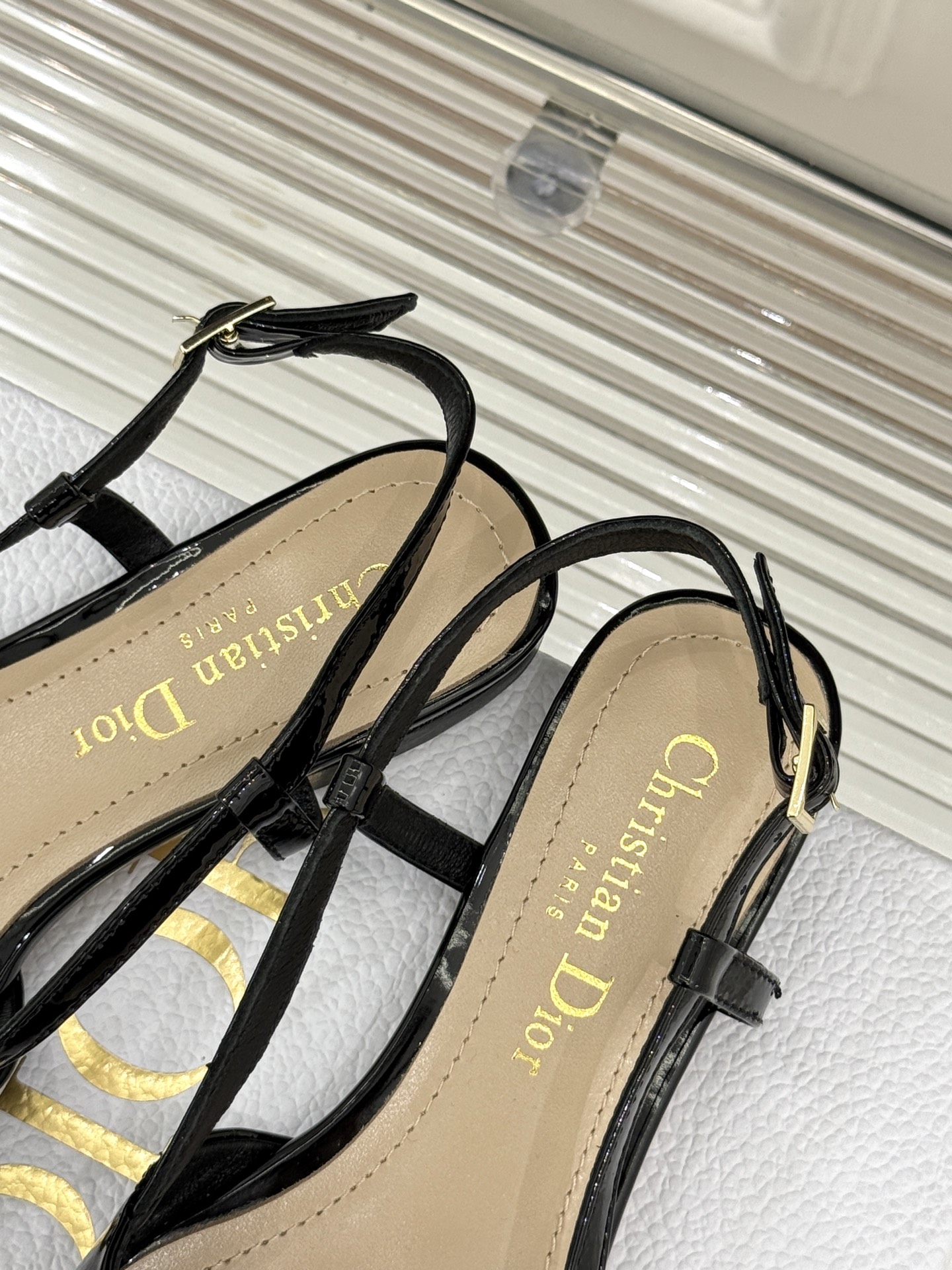 
Dior/迪奥25S新品尖头字母尖头
后跟凉鞋高跟鞋
这季的字母系列真的要狂种草啦~
字母logo设计