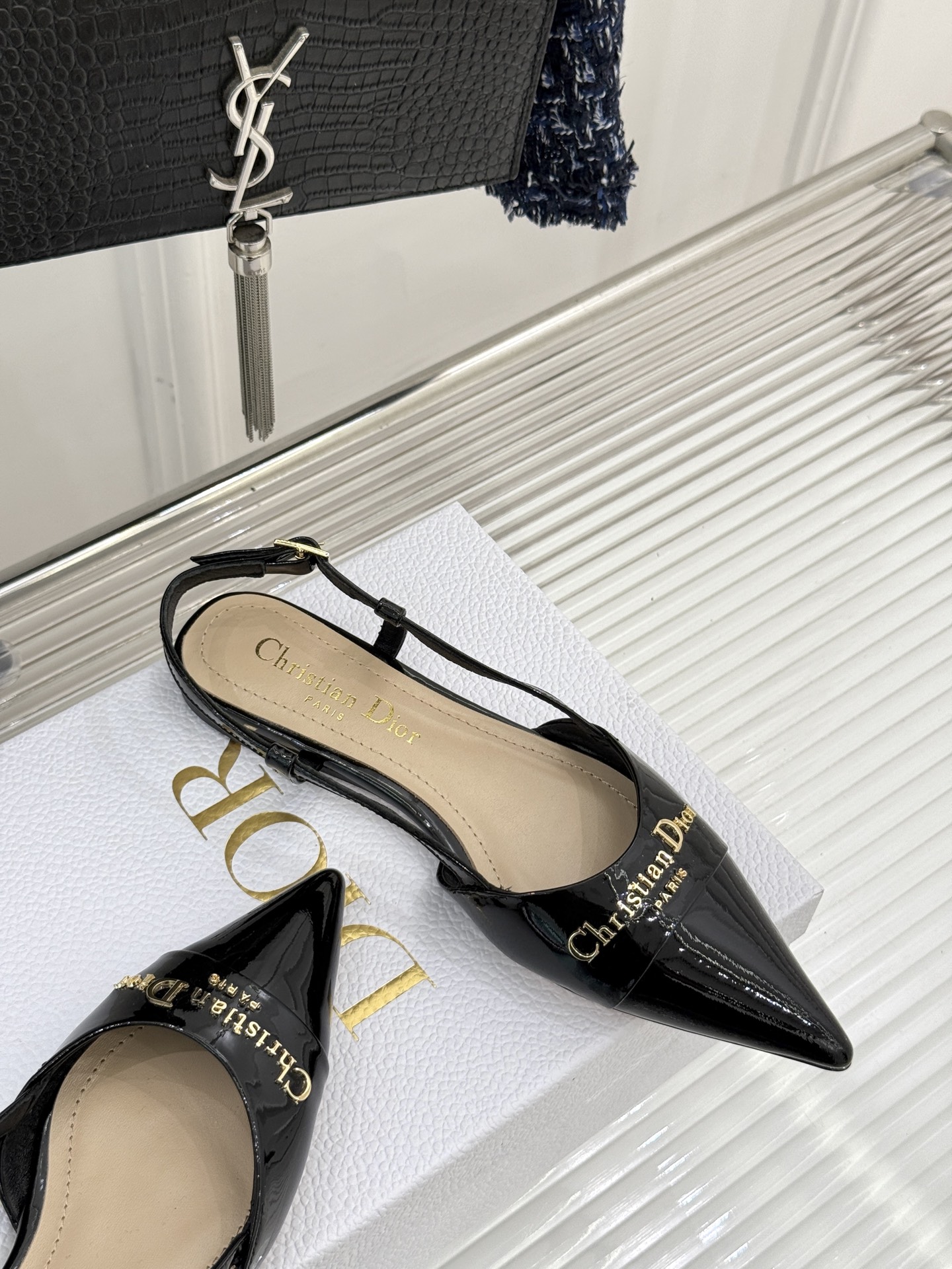 
Dior/迪奥25S新品尖头字母尖头
后跟凉鞋高跟鞋
这季的字母系列真的要狂种草啦~
字母logo设计