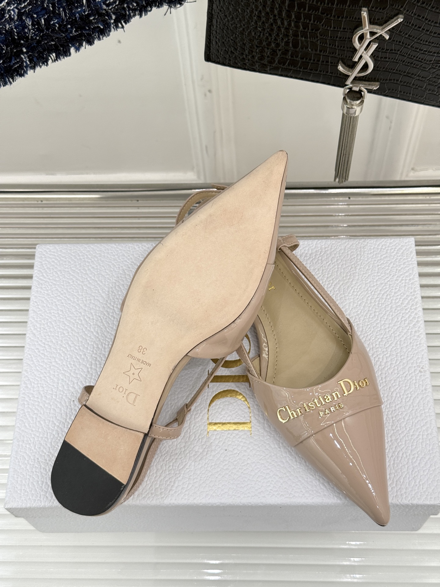 
Dior/迪奥25S新品尖头字母尖头
后跟凉鞋高跟鞋
这季的字母系列真的要狂种草啦~
字母logo设计