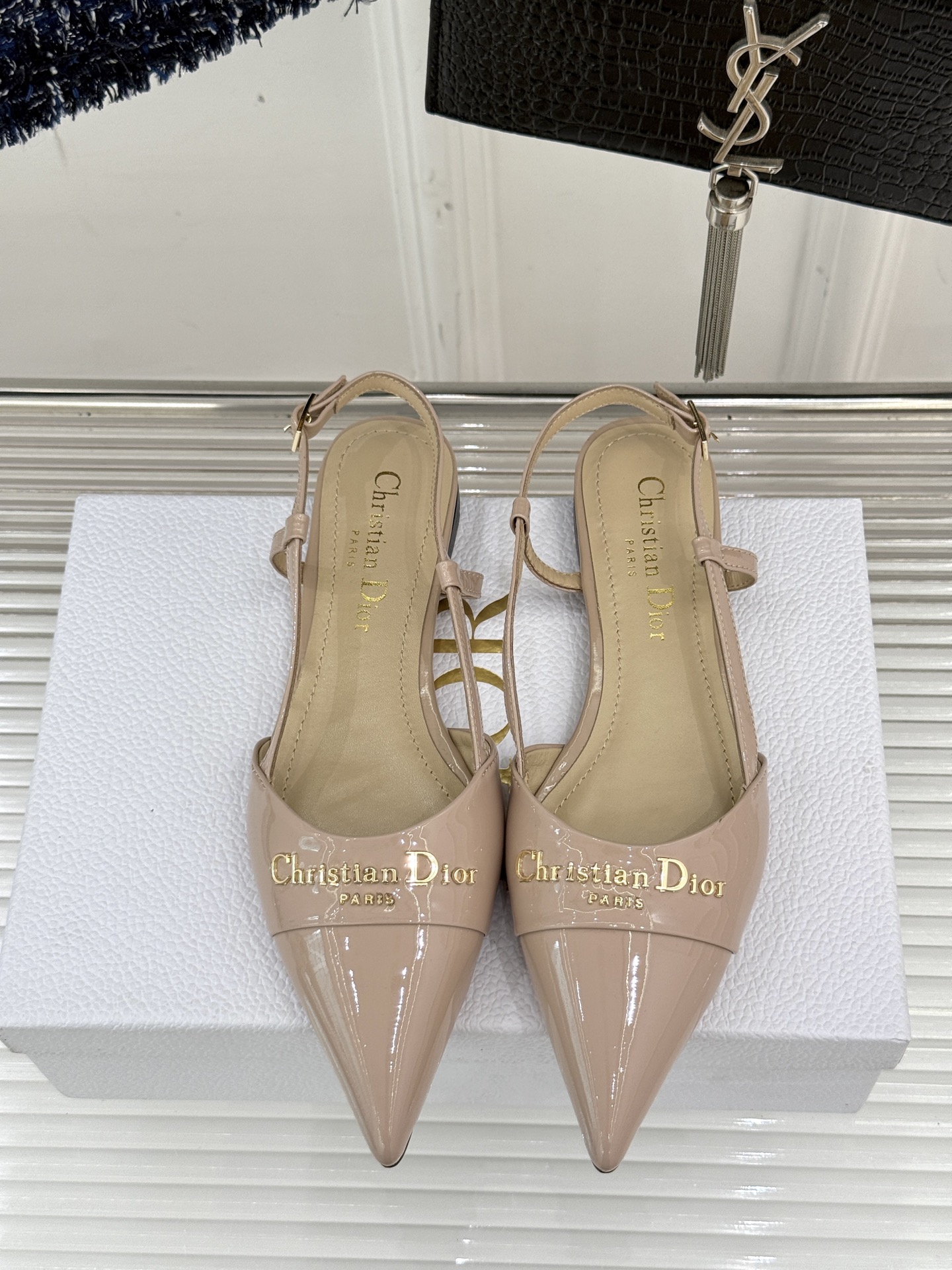 
Dior/迪奥25S新品尖头字母尖头
后跟凉鞋高跟鞋
这季的字母系列真的要狂种草啦~
字母logo设计