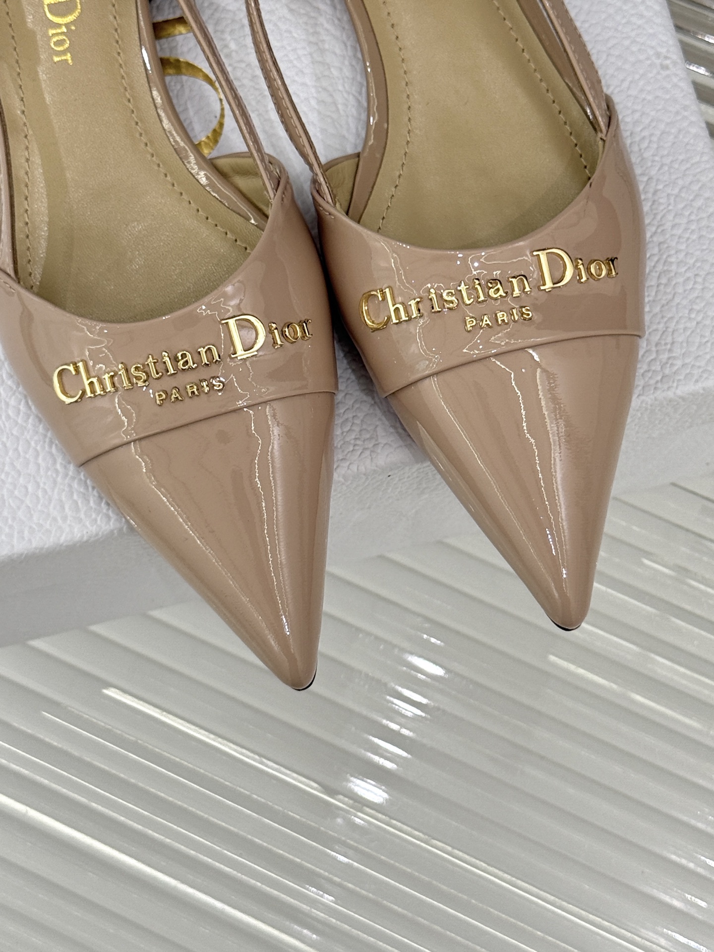 
Dior/迪奥25S新品尖头字母尖头
后跟凉鞋高跟鞋
这季的字母系列真的要狂种草啦~
字母logo设计