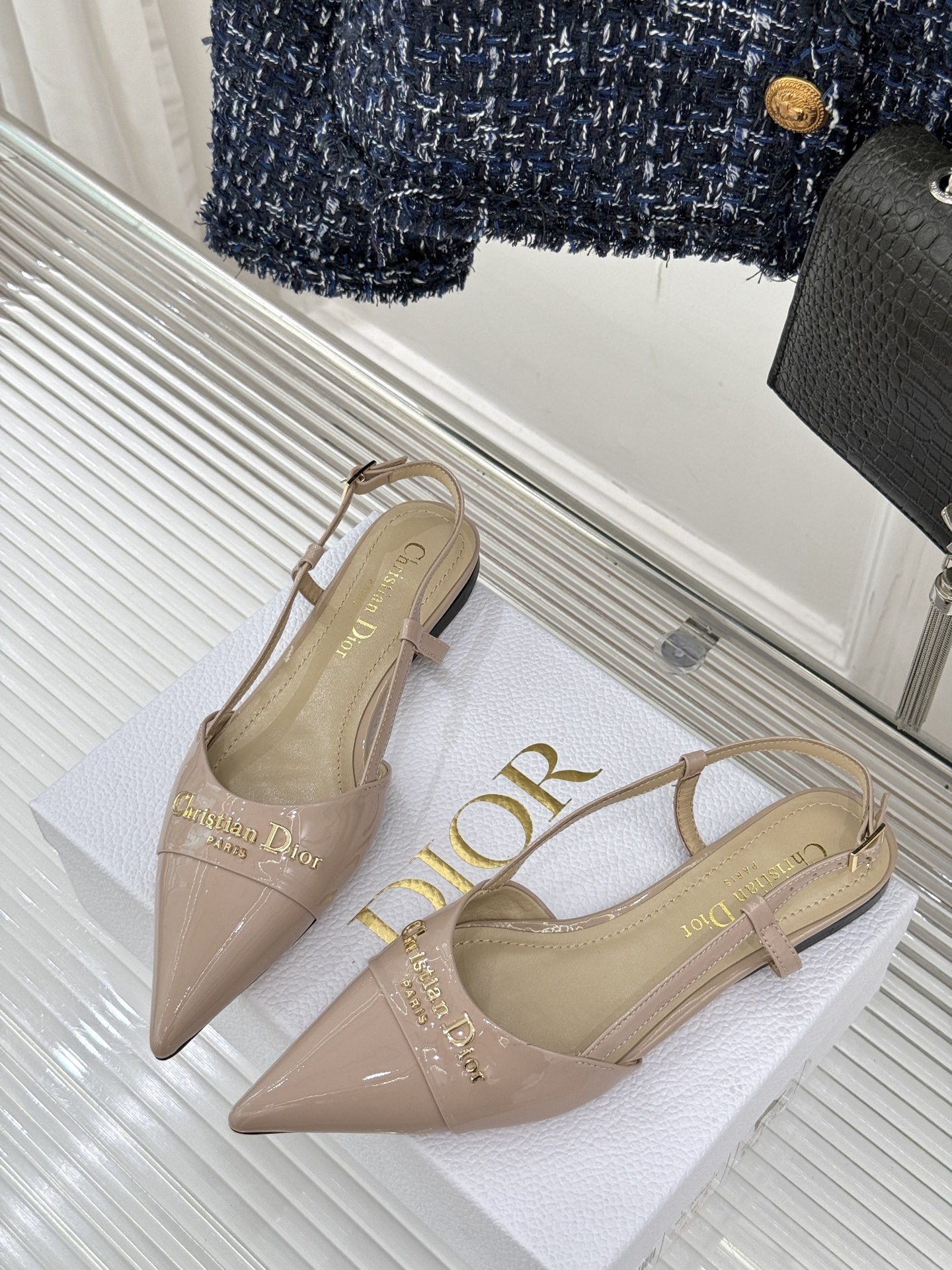 
Dior/迪奥25S新品尖头字母尖头
后跟凉鞋高跟鞋
这季的字母系列真的要狂种草啦~
字母logo设计