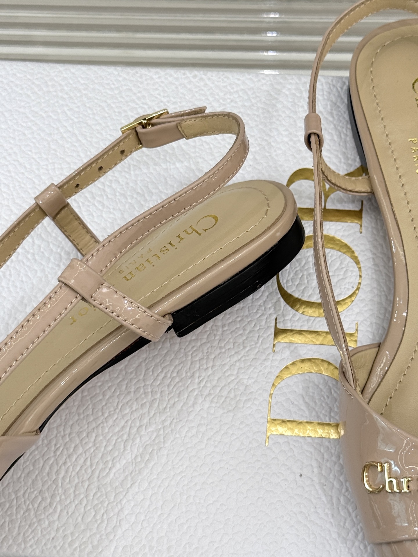 
Dior/迪奥25S新品尖头字母尖头
后跟凉鞋高跟鞋
这季的字母系列真的要狂种草啦~
字母logo设计