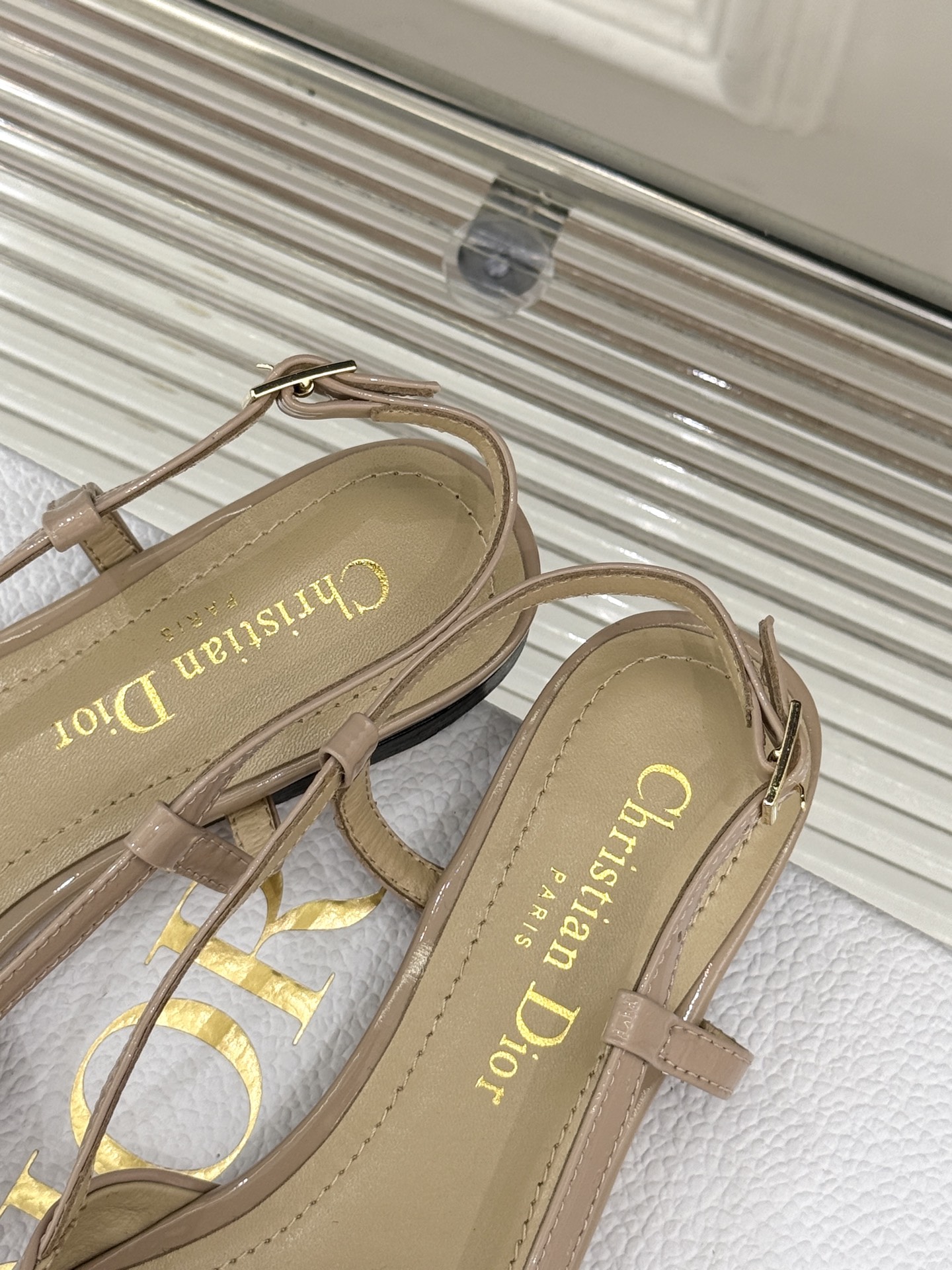 
Dior/迪奥25S新品尖头字母尖头
后跟凉鞋高跟鞋
这季的字母系列真的要狂种草啦~
字母logo设计