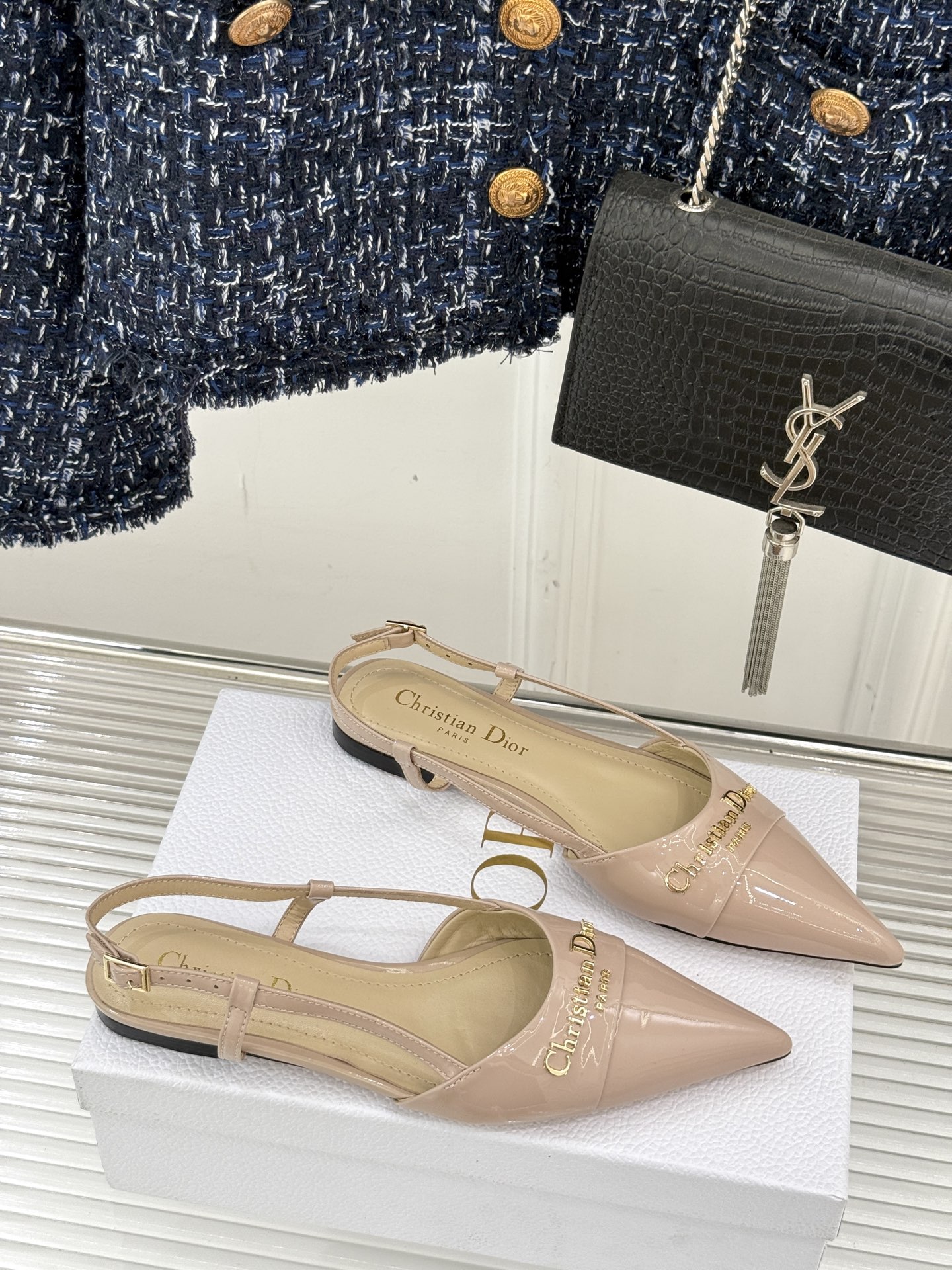 
Dior/迪奥25S新品尖头字母尖头
后跟凉鞋高跟鞋
这季的字母系列真的要狂种草啦~
字母logo设计