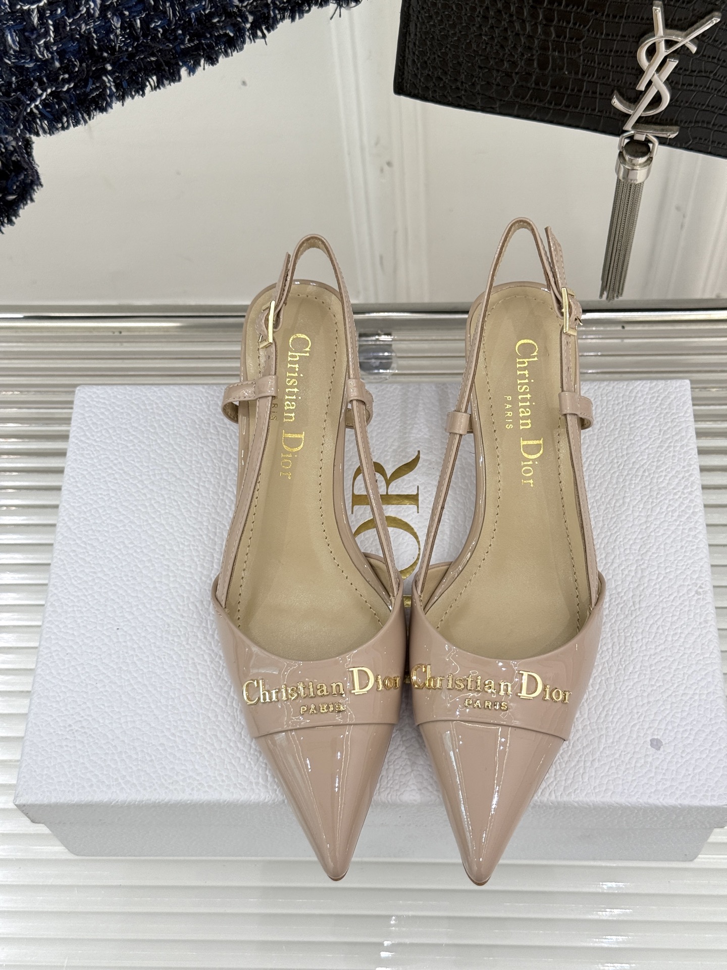 
Dior/迪奥25S新品尖头字母尖头
后跟凉鞋高跟鞋
这季的字母系列真的要狂种草啦~
字母logo设计
