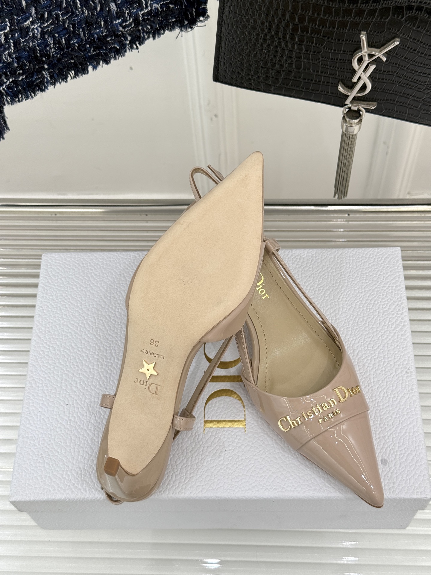 
Dior/迪奥25S新品尖头字母尖头
后跟凉鞋高跟鞋
这季的字母系列真的要狂种草啦~
字母logo设计
