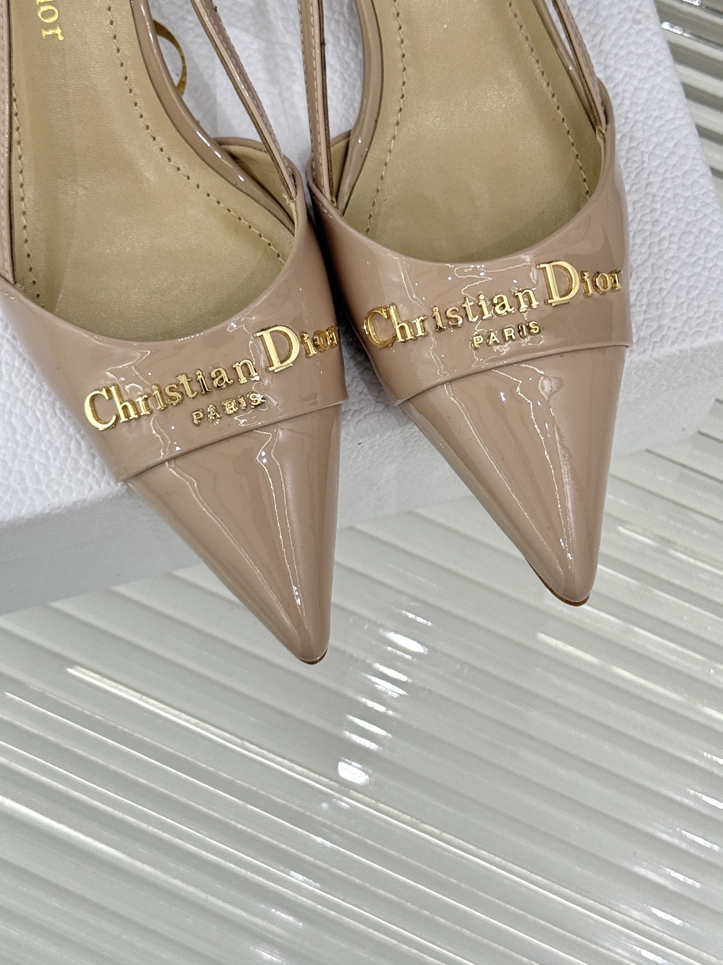 
Dior/迪奥25S新品尖头字母尖头
后跟凉鞋高跟鞋
这季的字母系列真的要狂种草啦~
字母logo设计