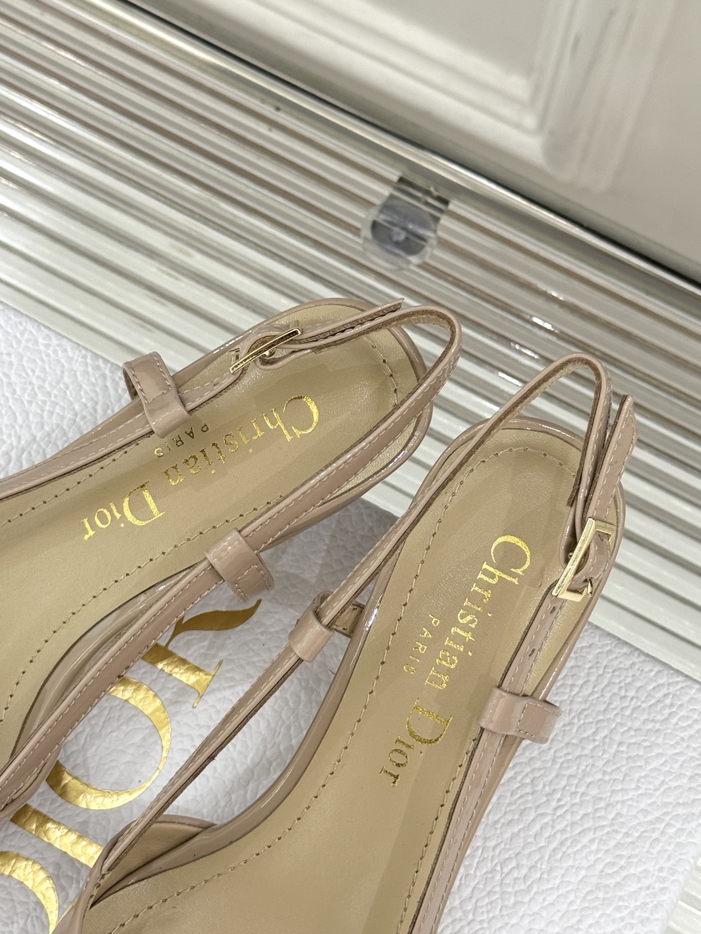 
Dior/迪奥25S新品尖头字母尖头
后跟凉鞋高跟鞋
这季的字母系列真的要狂种草啦~
字母logo设计