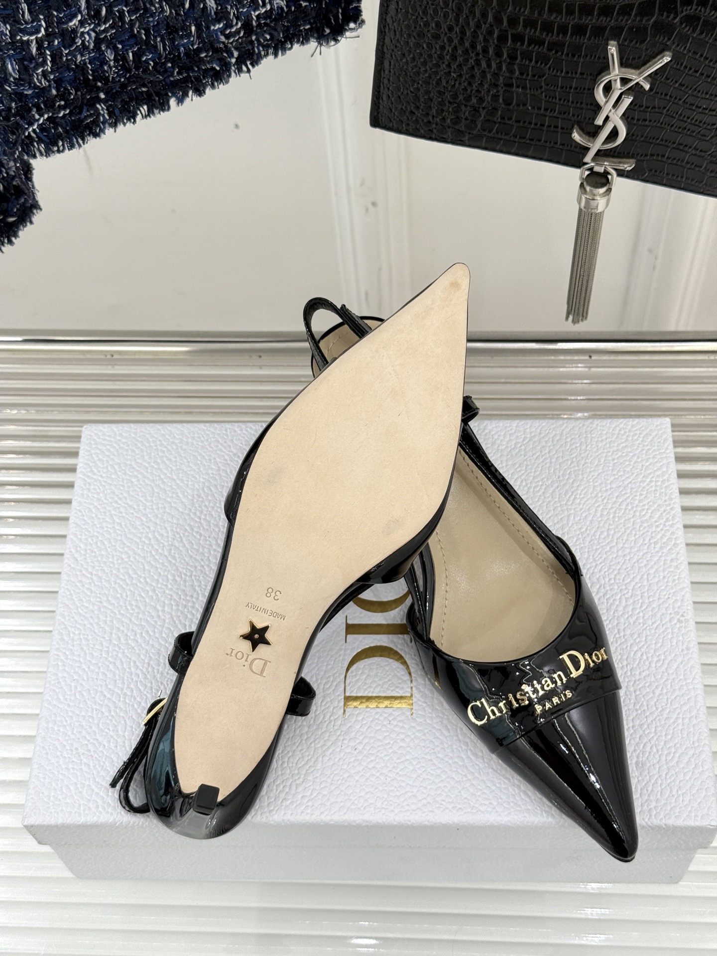
Dior/迪奥25S新品尖头字母尖头
后跟凉鞋高跟鞋
这季的字母系列真的要狂种草啦~
字母logo设计