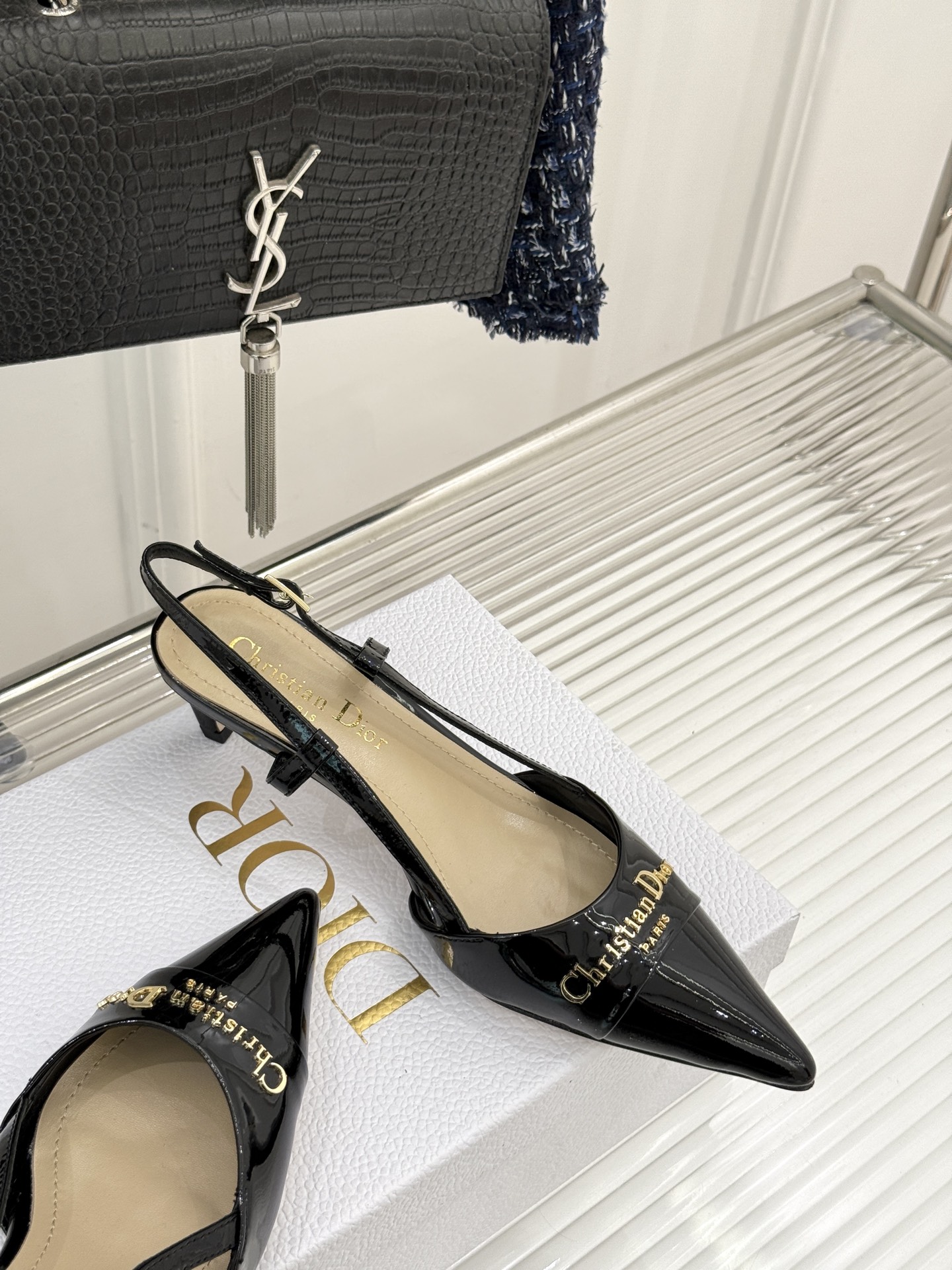 
Dior/迪奥25S新品尖头字母尖头
后跟凉鞋高跟鞋
这季的字母系列真的要狂种草啦~
字母logo设计