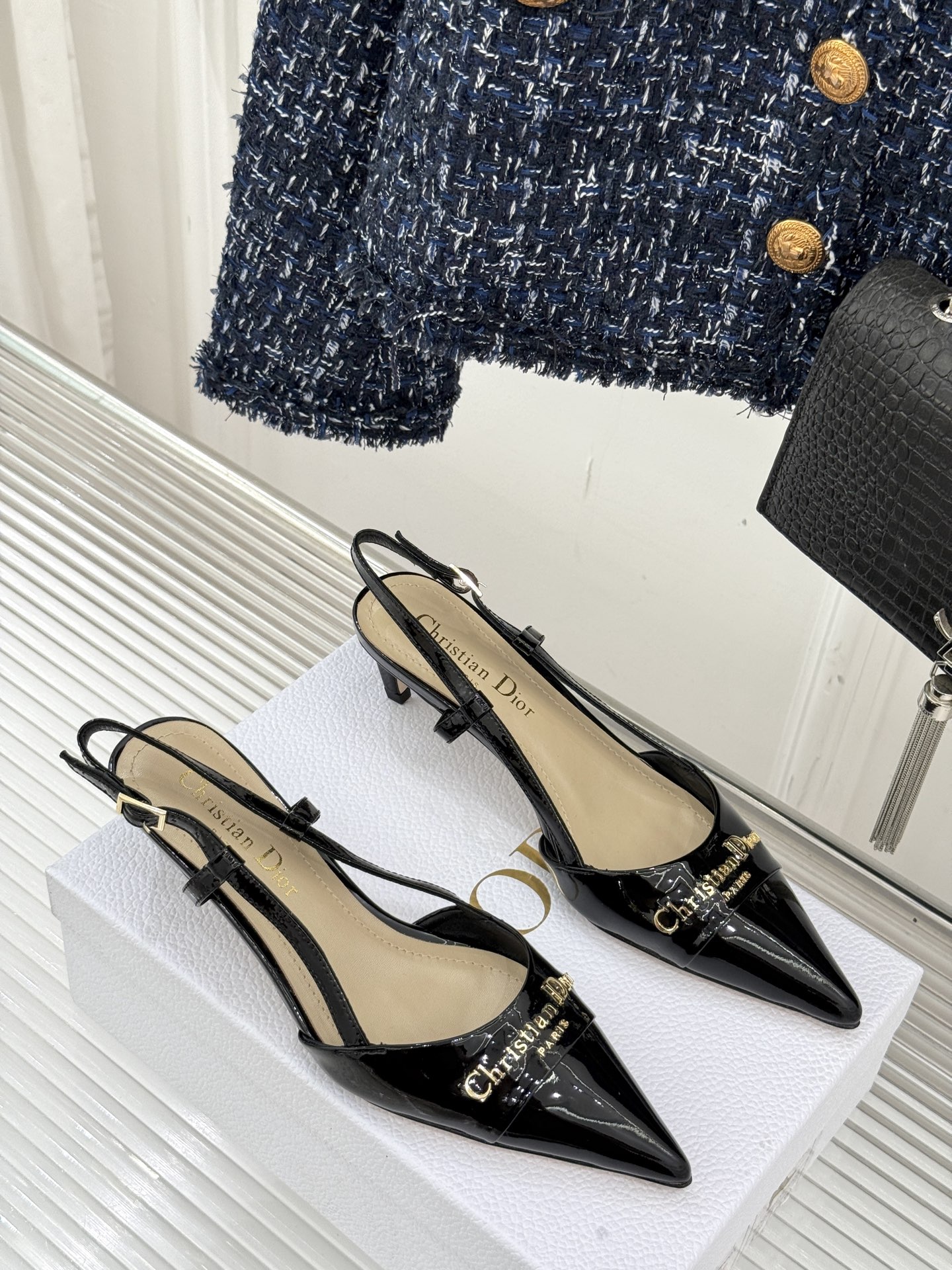 
Dior/迪奥25S新品尖头字母尖头
后跟凉鞋高跟鞋
这季的字母系列真的要狂种草啦~
字母logo设计