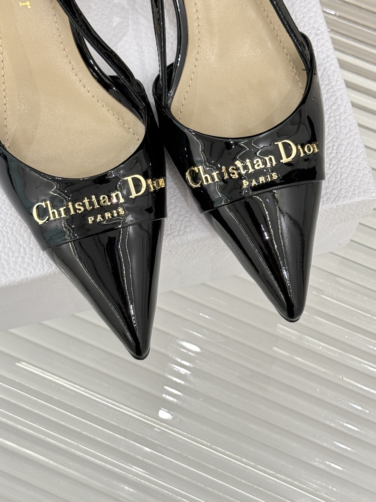 
Dior/迪奥25S新品尖头字母尖头
后跟凉鞋高跟鞋
这季的字母系列真的要狂种草啦~
字母logo设计