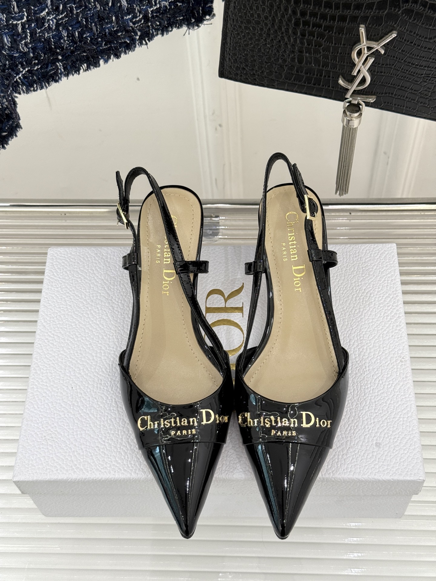 
Dior/迪奥25S新品尖头字母尖头
后跟凉鞋高跟鞋
这季的字母系列真的要狂种草啦~
字母logo设计