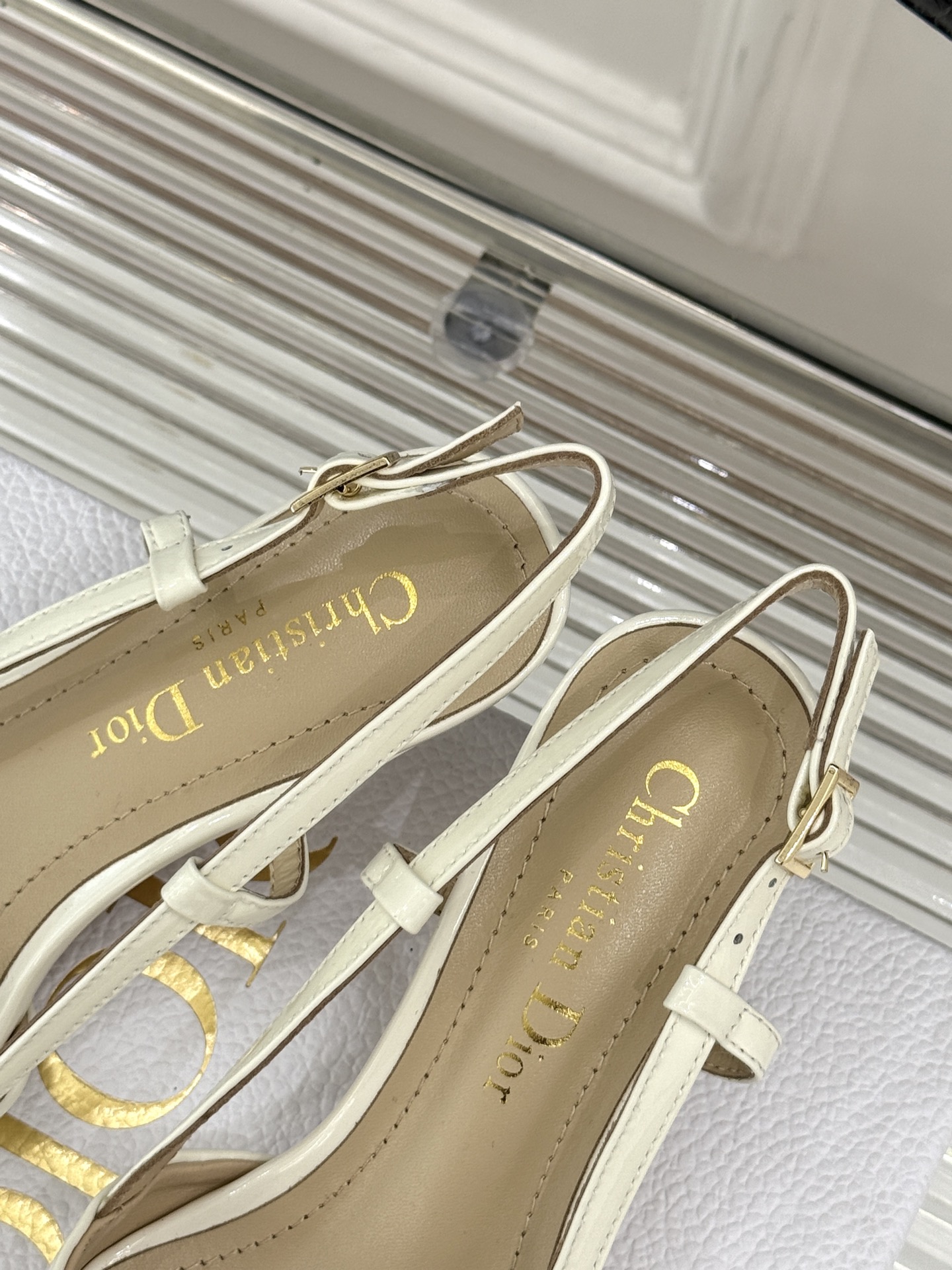 
Dior/迪奥25S新品尖头字母尖头
后跟凉鞋高跟鞋
这季的字母系列真的要狂种草啦~
字母logo设计