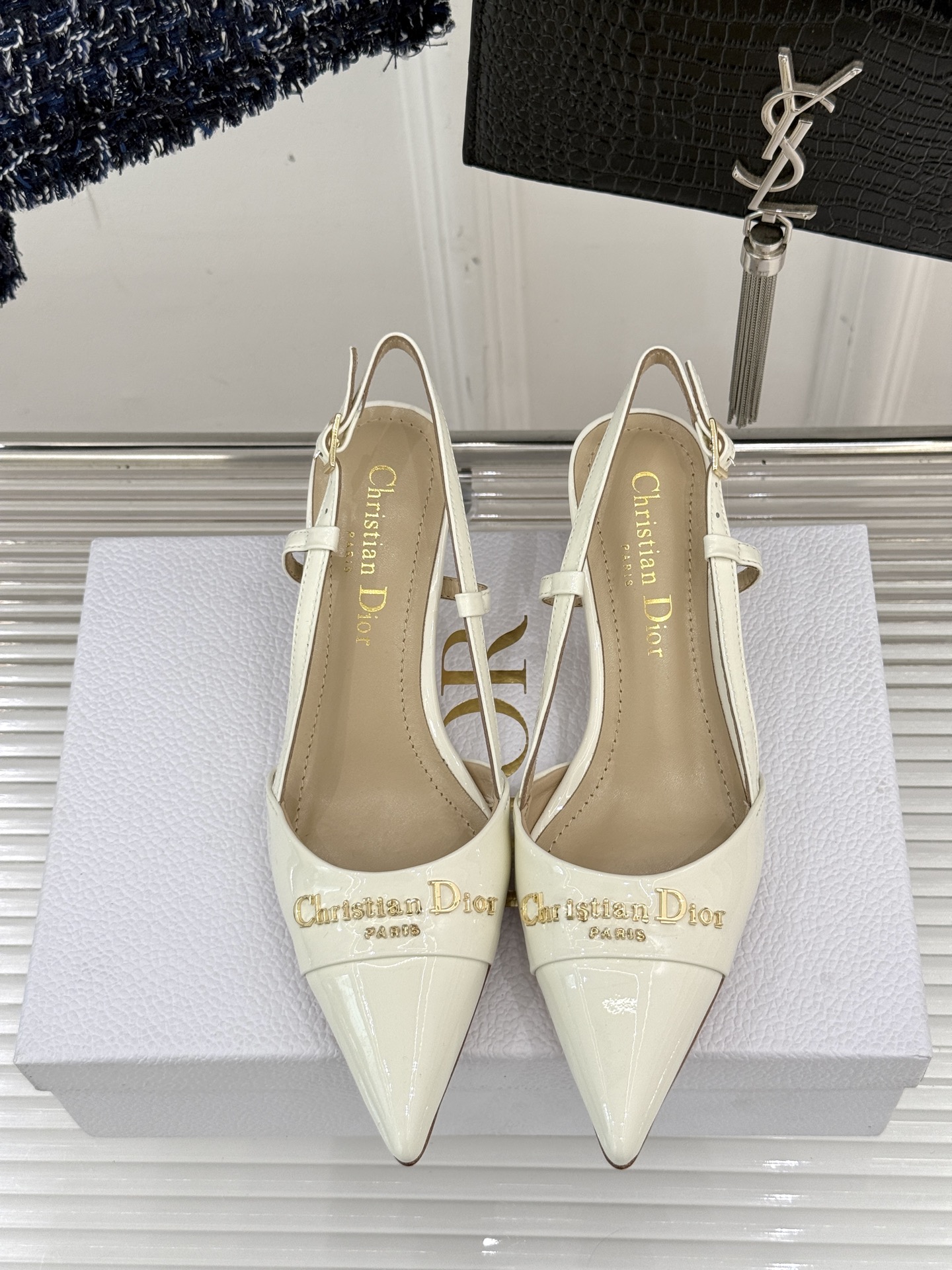 
Dior/迪奥25S新品尖头字母尖头
后跟凉鞋高跟鞋
这季的字母系列真的要狂种草啦~
字母logo设计