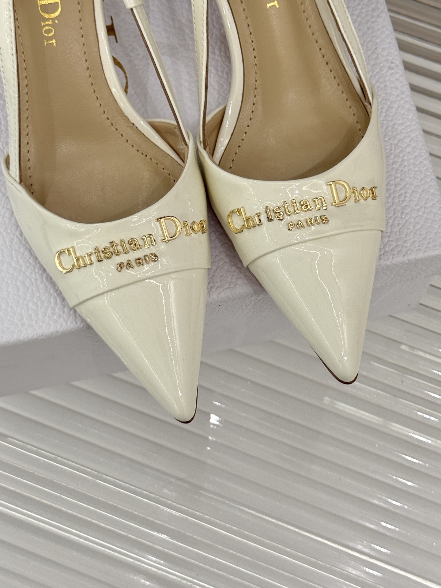 
Dior/迪奥25S新品尖头字母尖头
后跟凉鞋高跟鞋
这季的字母系列真的要狂种草啦~
字母logo设计