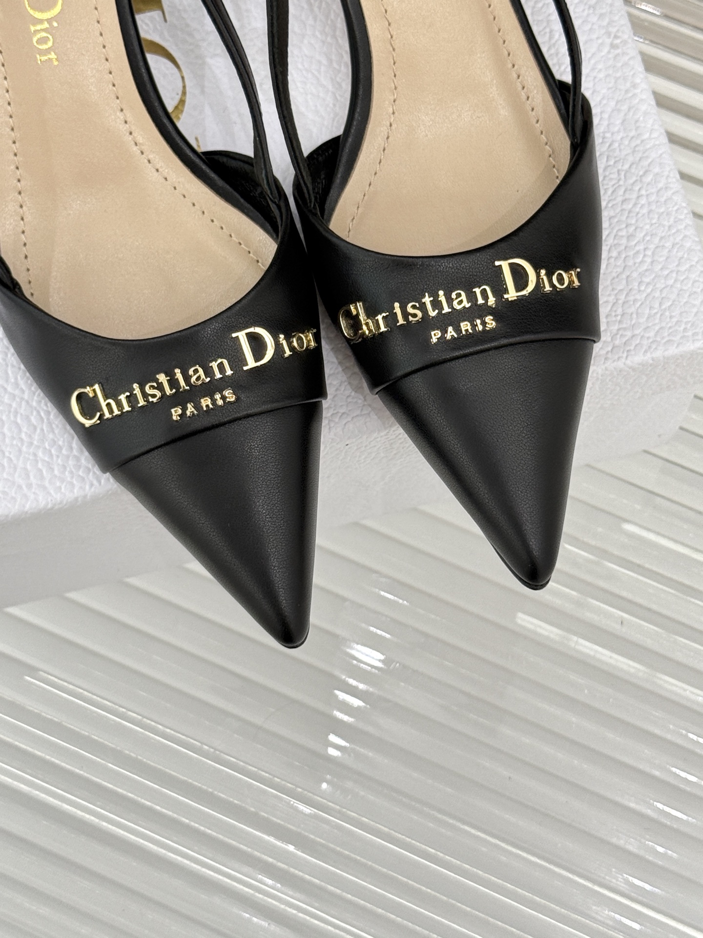 
Dior/迪奥25S新品尖头字母尖头
后跟凉鞋高跟鞋
这季的字母系列真的要狂种草啦~
字母logo设计