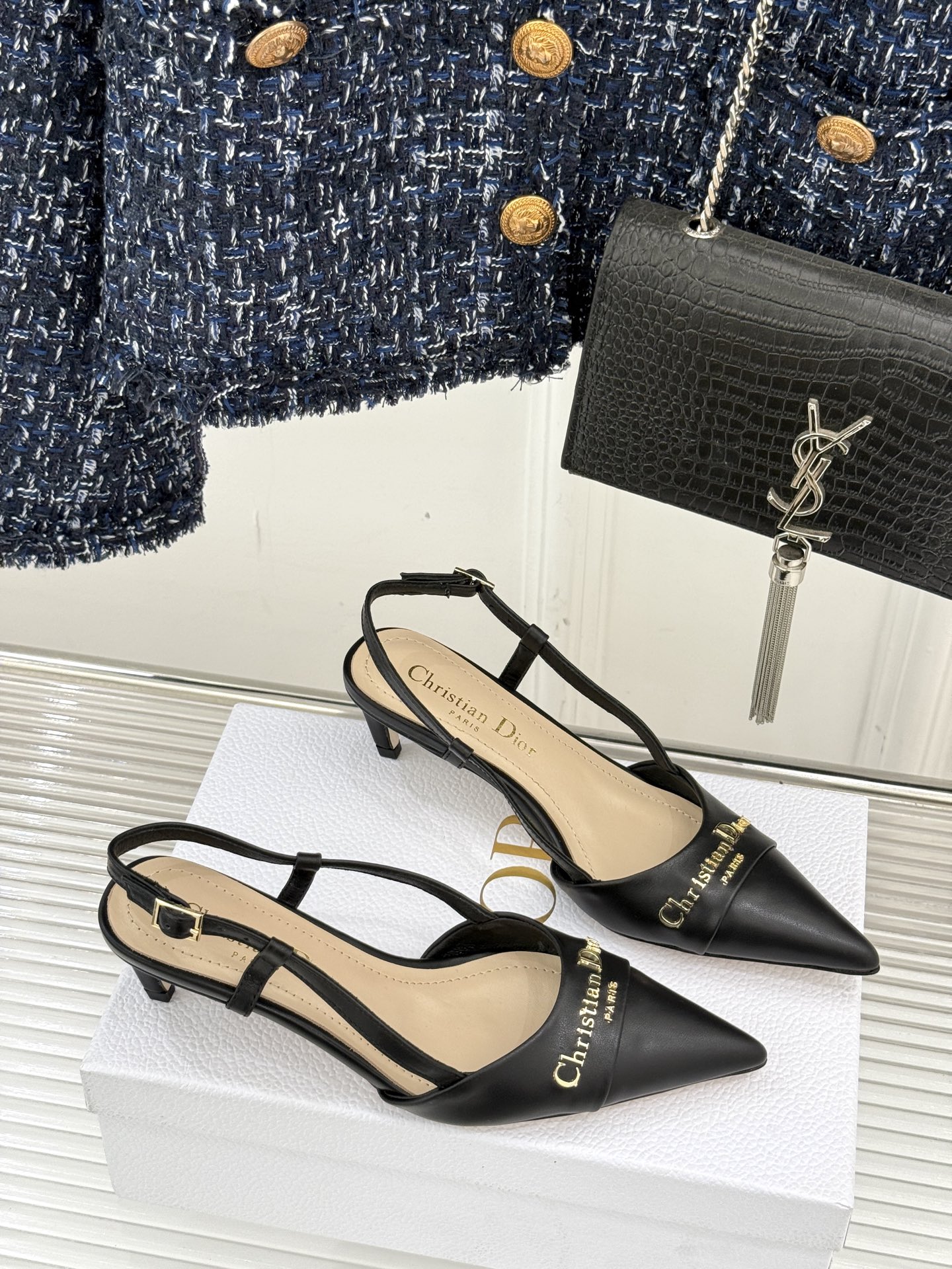 
Dior/迪奥25S新品尖头字母尖头
后跟凉鞋高跟鞋
这季的字母系列真的要狂种草啦~
字母logo设计