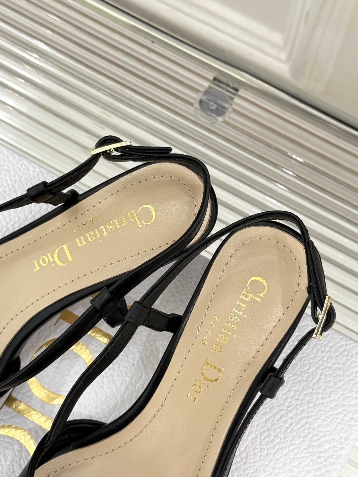
Dior/迪奥25S新品尖头字母尖头
后跟凉鞋高跟鞋
这季的字母系列真的要狂种草啦~
字母logo设计