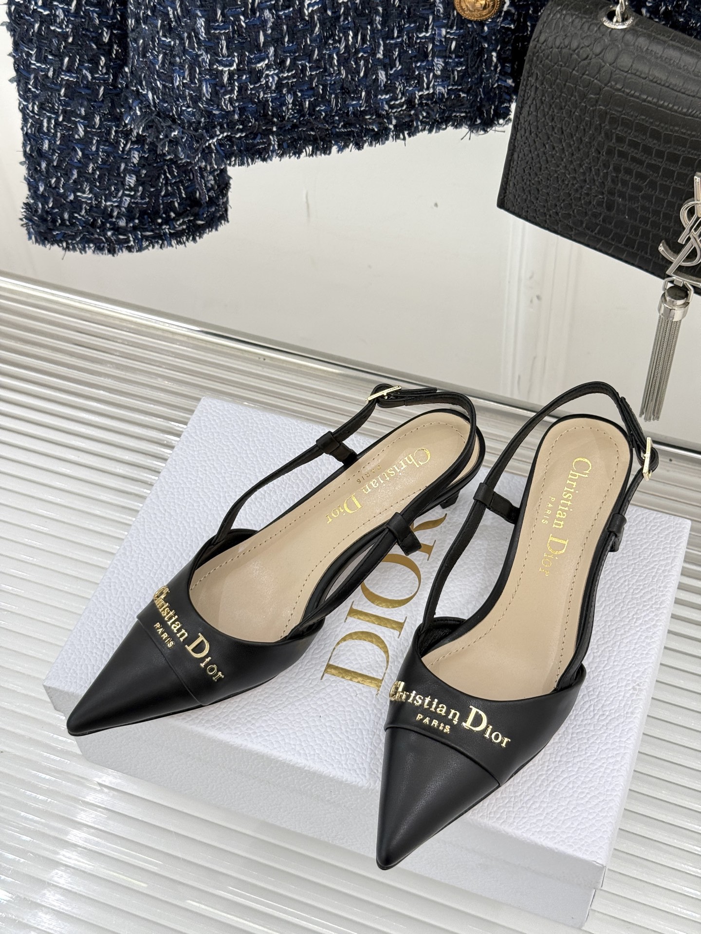 
Dior/迪奥25S新品尖头字母尖头
后跟凉鞋高跟鞋
这季的字母系列真的要狂种草啦~
字母logo设计