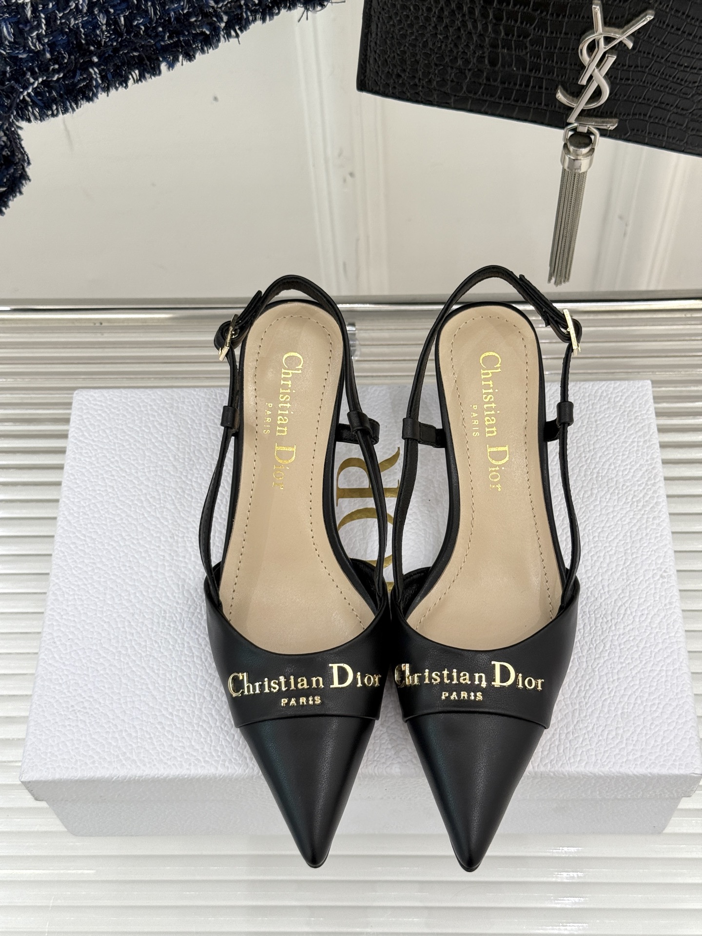 
Dior/迪奥25S新品尖头字母尖头
后跟凉鞋高跟鞋
这季的字母系列真的要狂种草啦~
字母logo设计